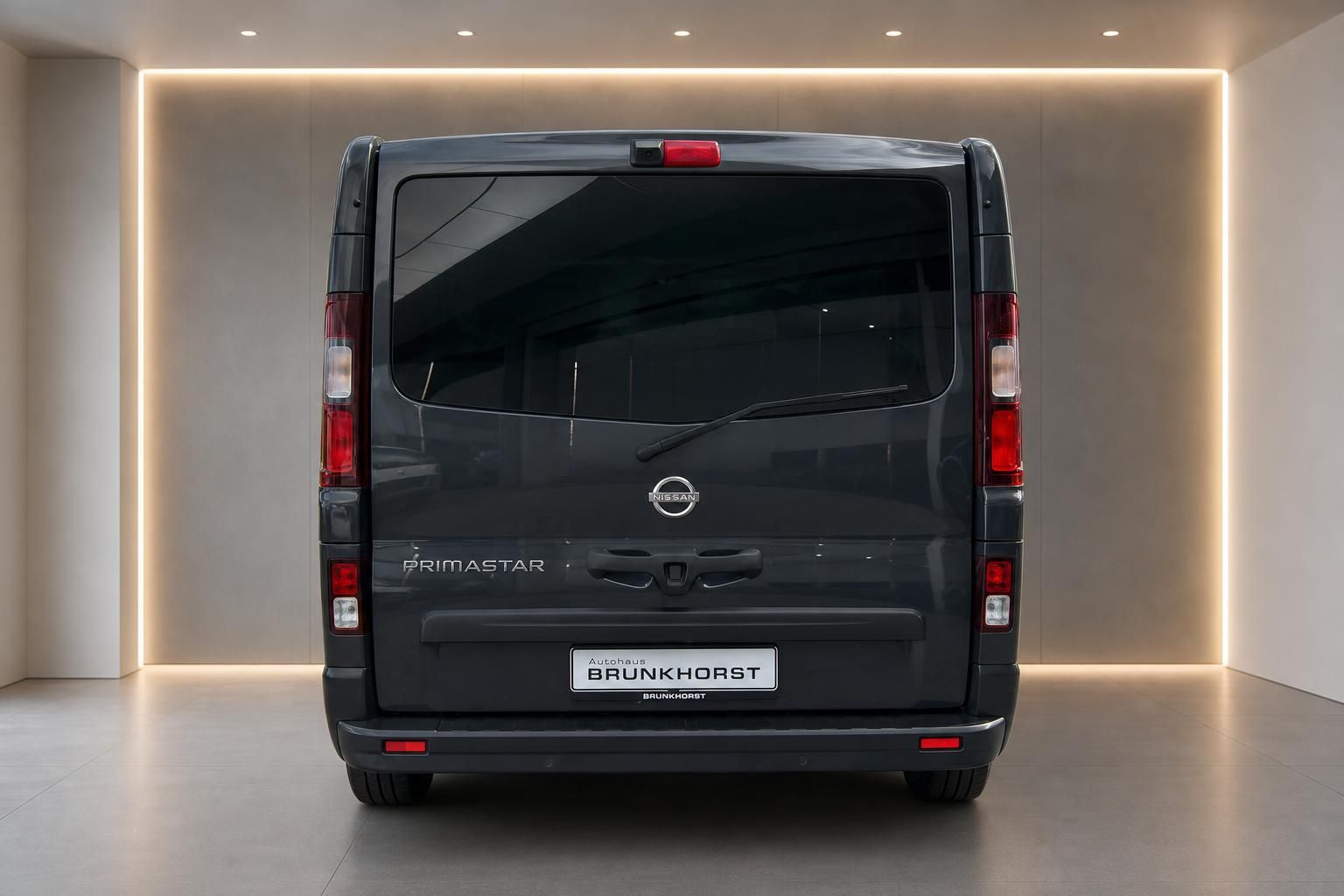 Nissan Primastar Transporter grau von hinten im Showroom - Heckansicht mit Hecktüren