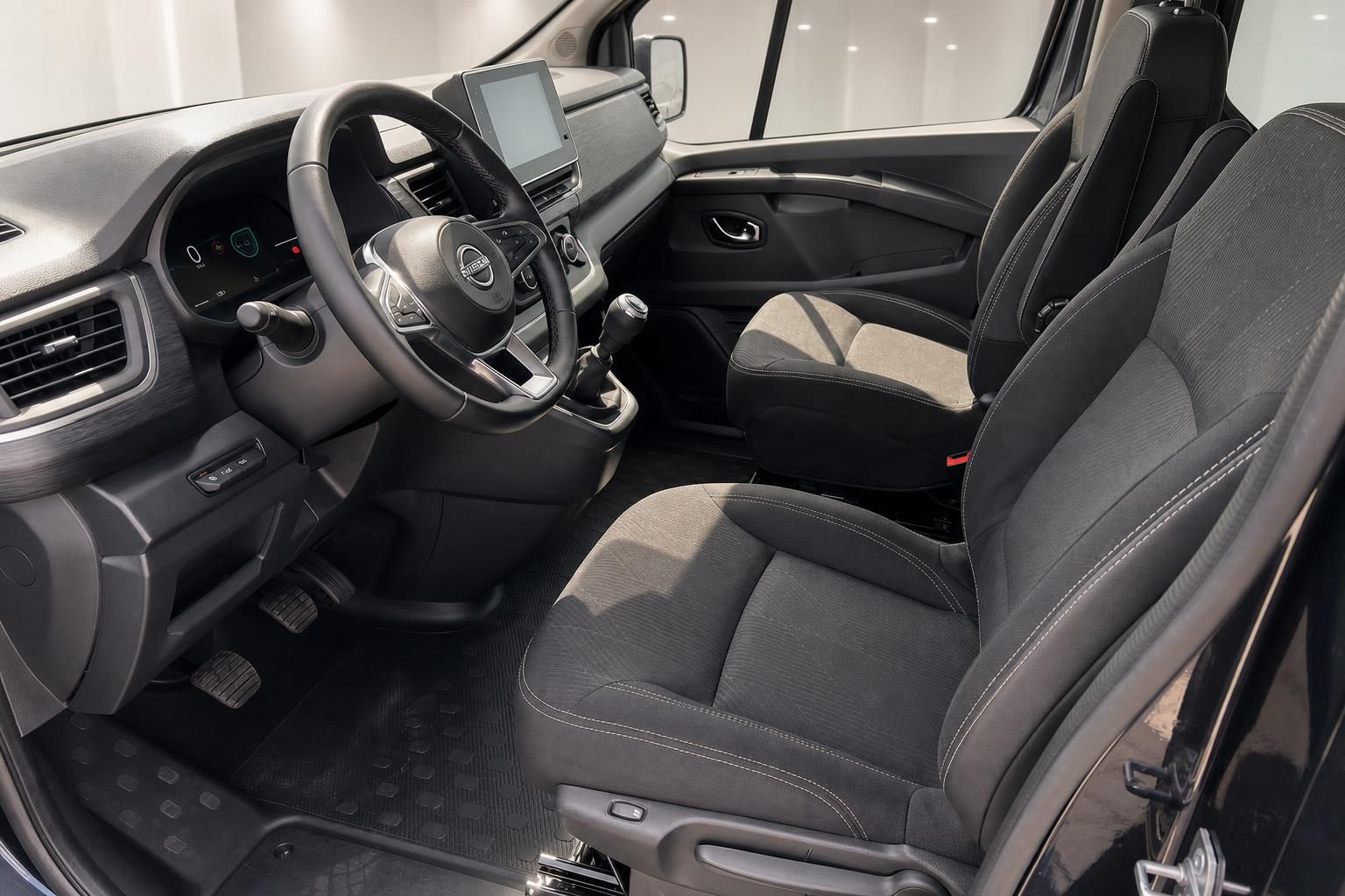 Nissan Primastar Innenraum Fahrerplatz - Lenkrad, Sitze und Armaturenbrett