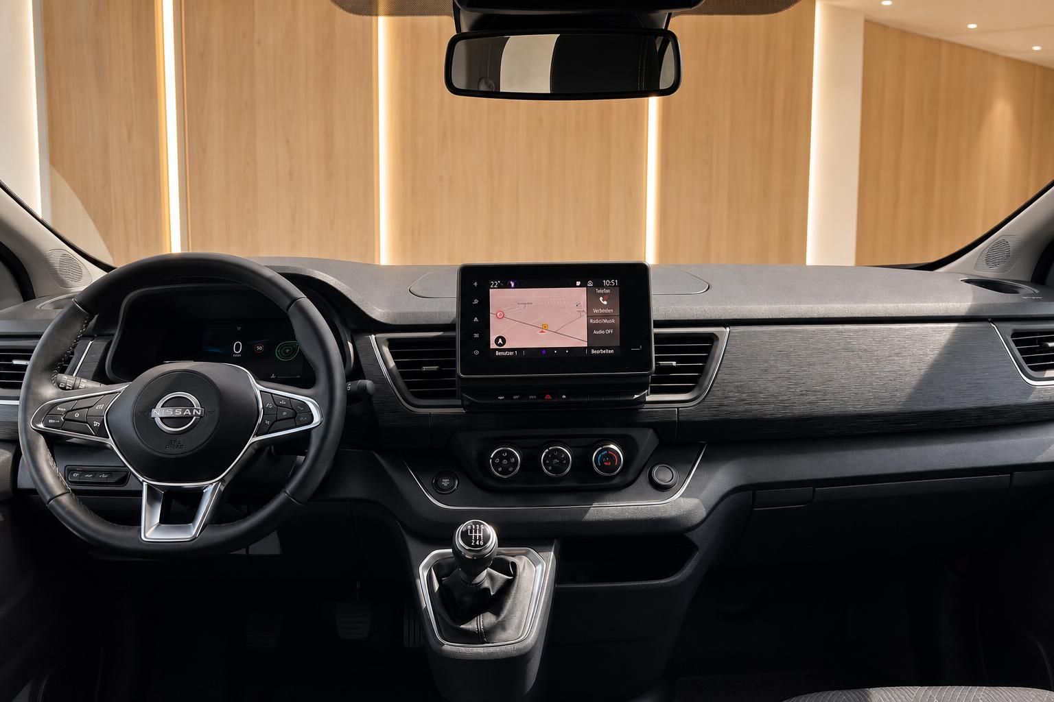 Nissan Primastar Cockpit mit Navigationssystem - Armaturenbrett und Mittelkonsole