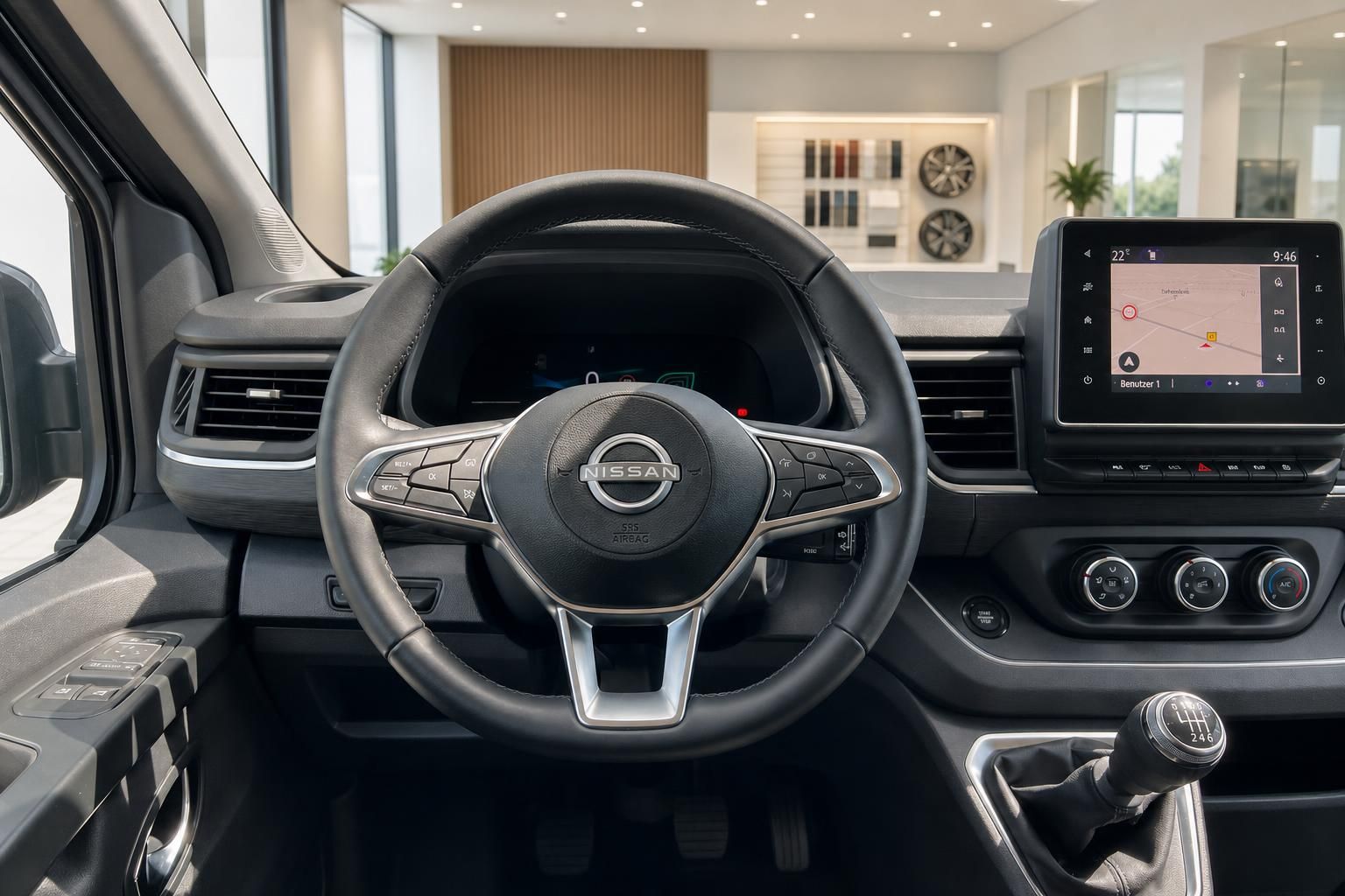 Nissan Innenraum mit Lenkrad, digitalem Cockpit und Touchscreen-Infotainment im modernen Showroom