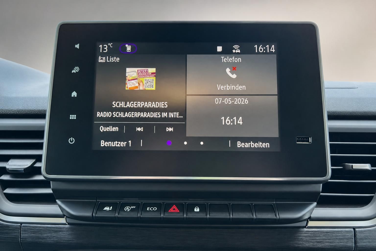 Infotainment-Display mit Radio und Telefon-Funktionen im Fahrzeug-Innenraum