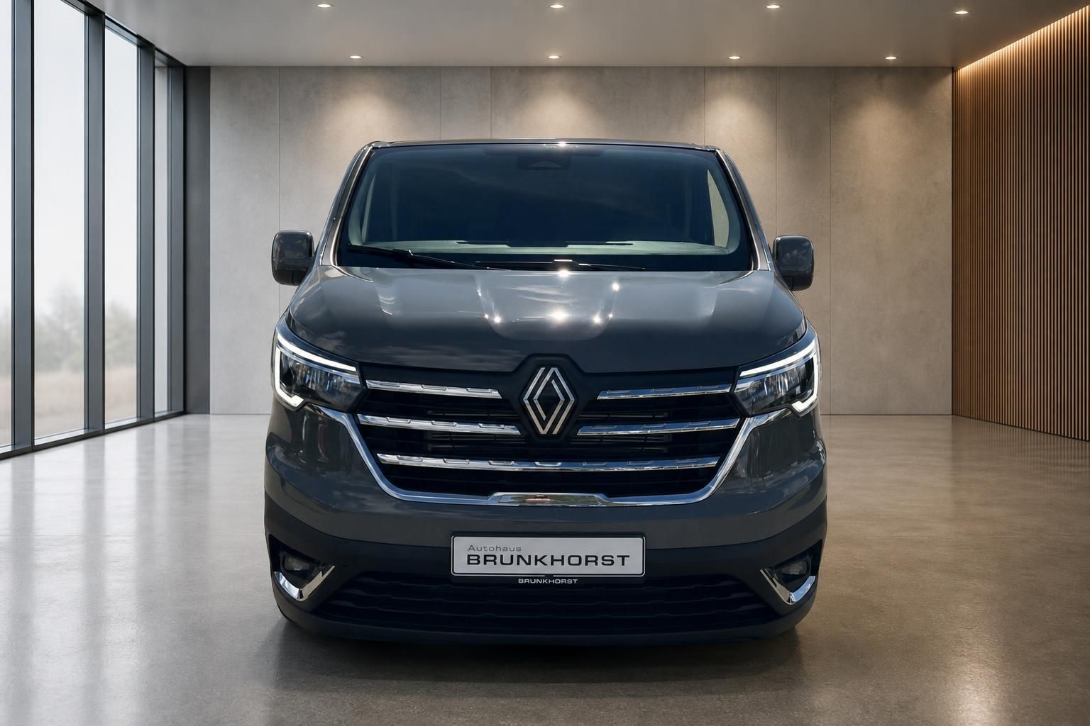 Renault Trafic Frontansicht mit Renault Kühlergrill im Autohaus Showroom