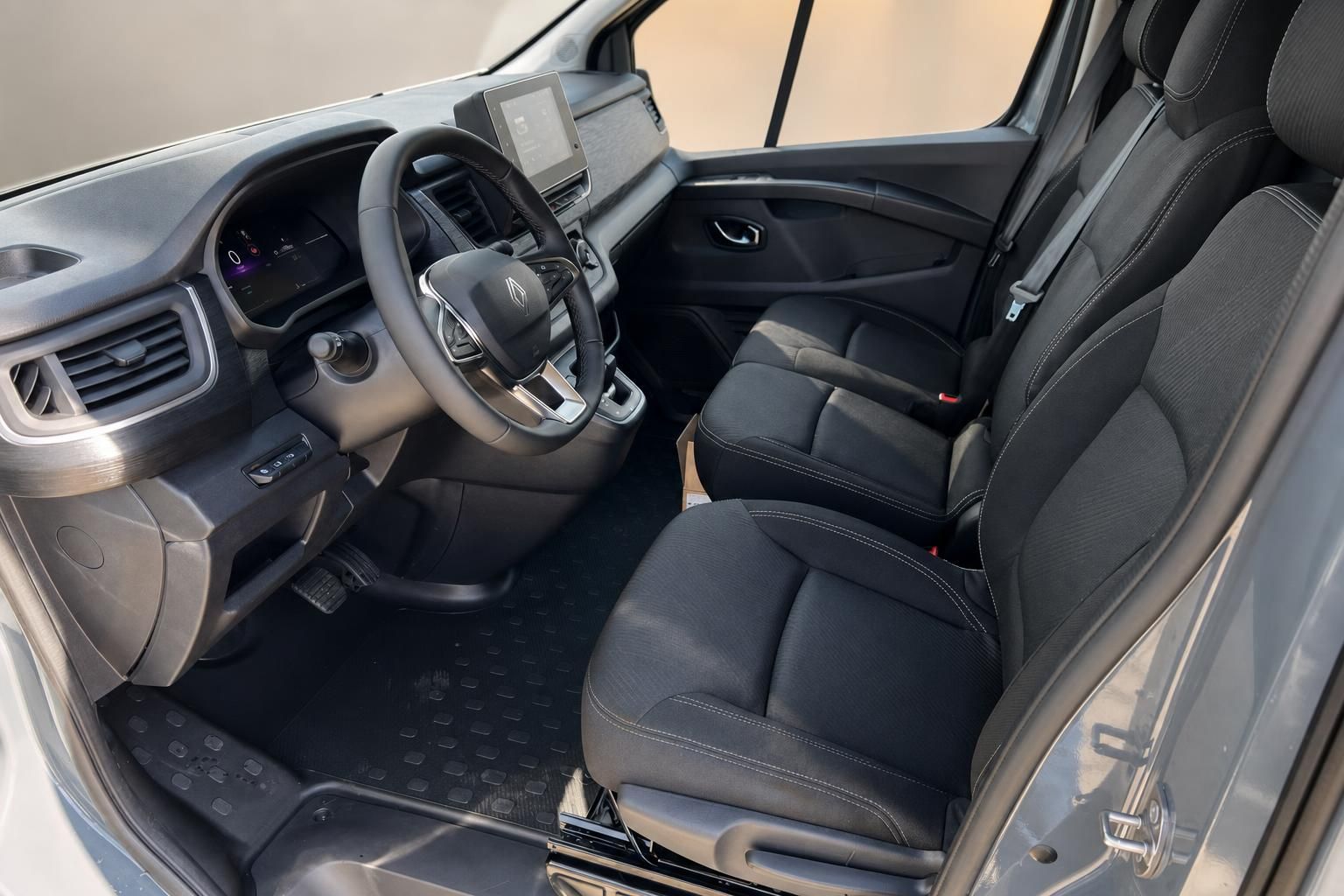 Renault Trafic Fahrerplatz Innenraum mit schwarzem Cockpit und Sitzen