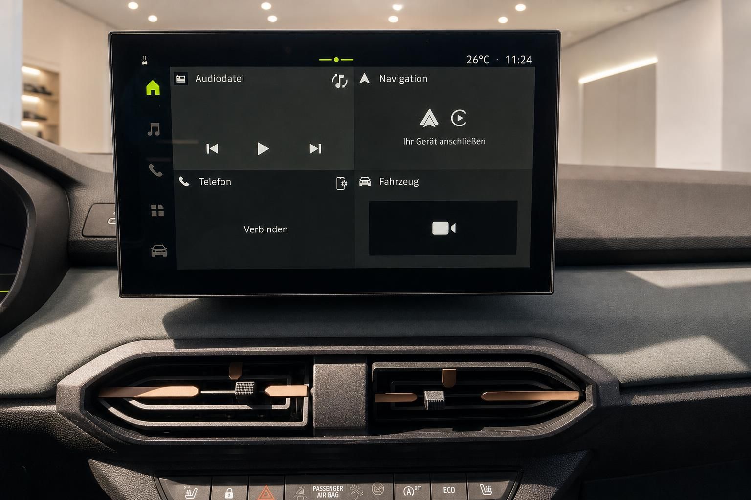 Infotainment Touchscreen mit Navigation und Klimabedienung im Fahrzeug
