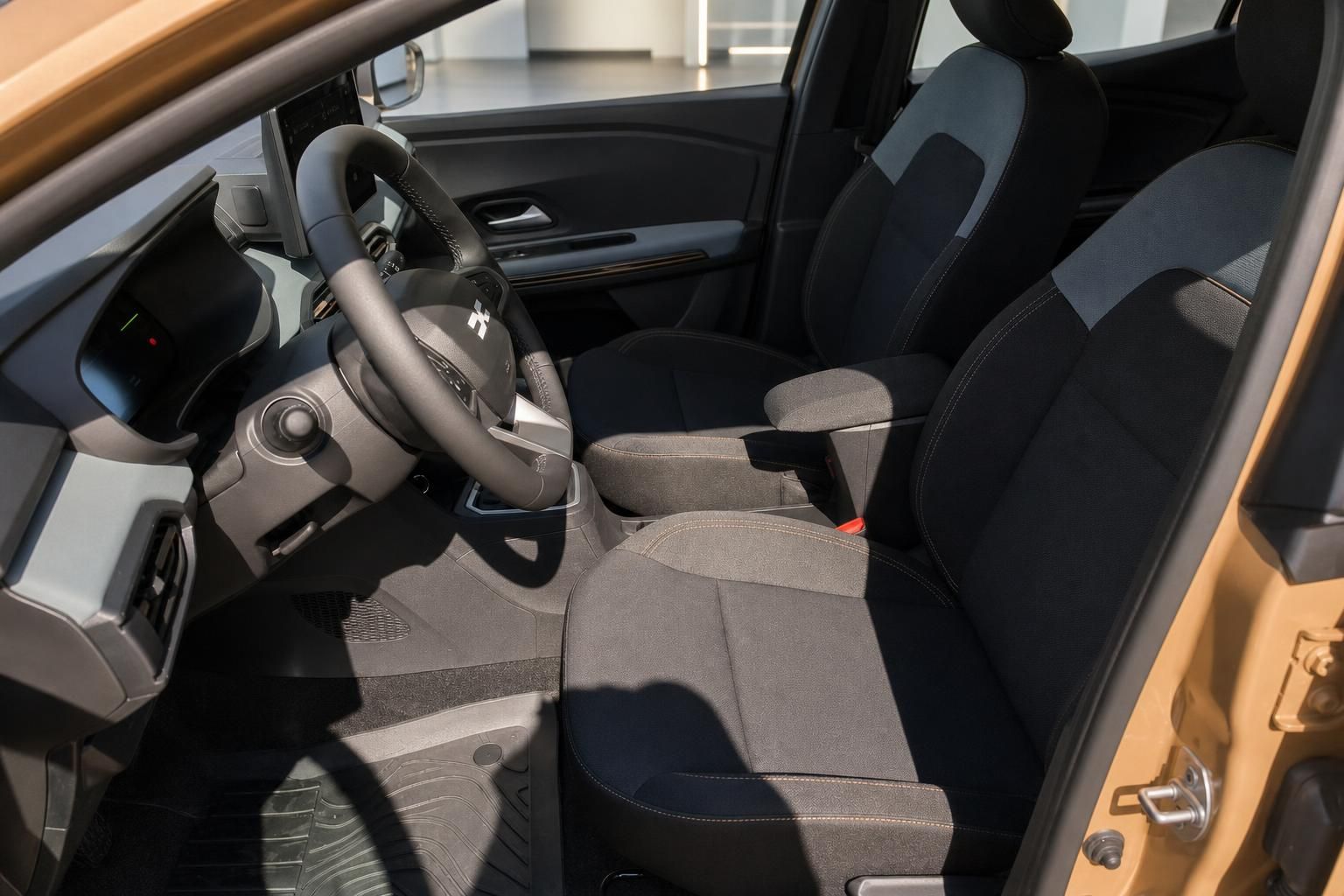 Dacia Sandero Innenraum mit Vordersitzen und Armaturenbrett