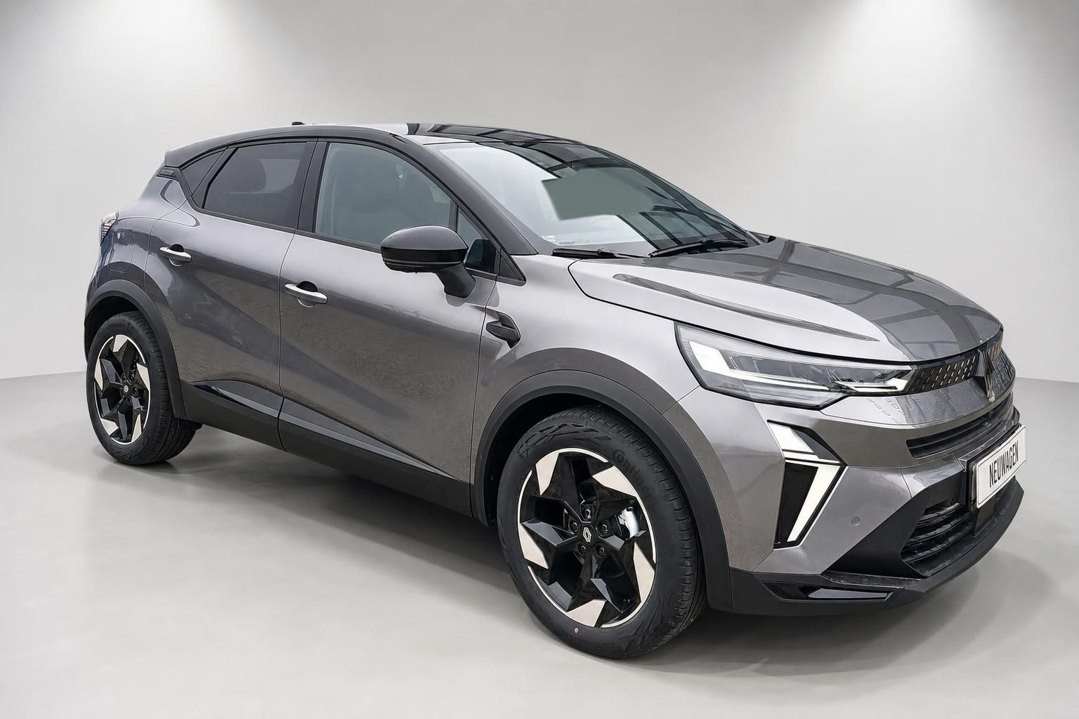 Renault Captur grau Frontansicht schraeg im Studio