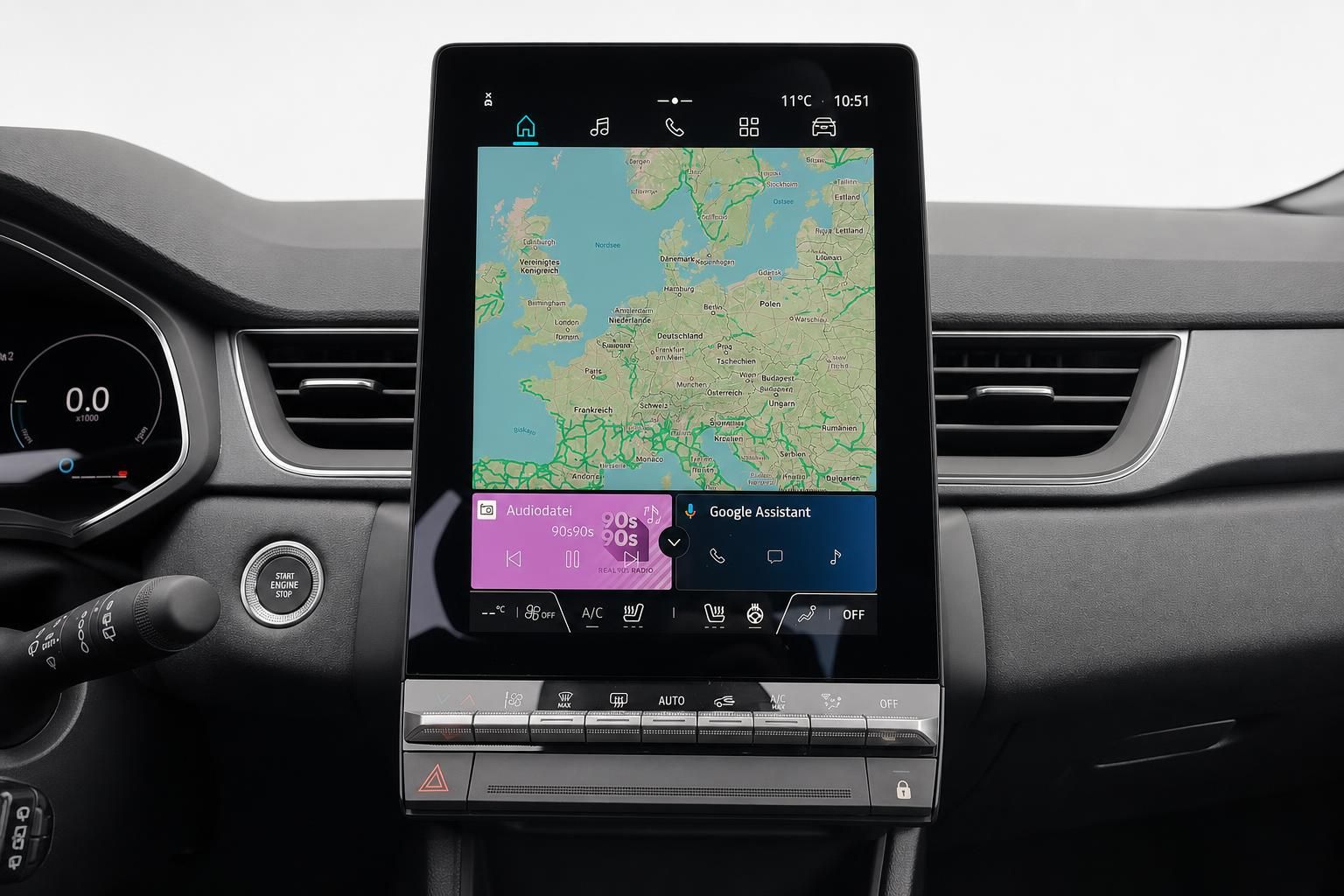 Zentraler Touchscreen mit Navigationskarte und Klimabedienung
