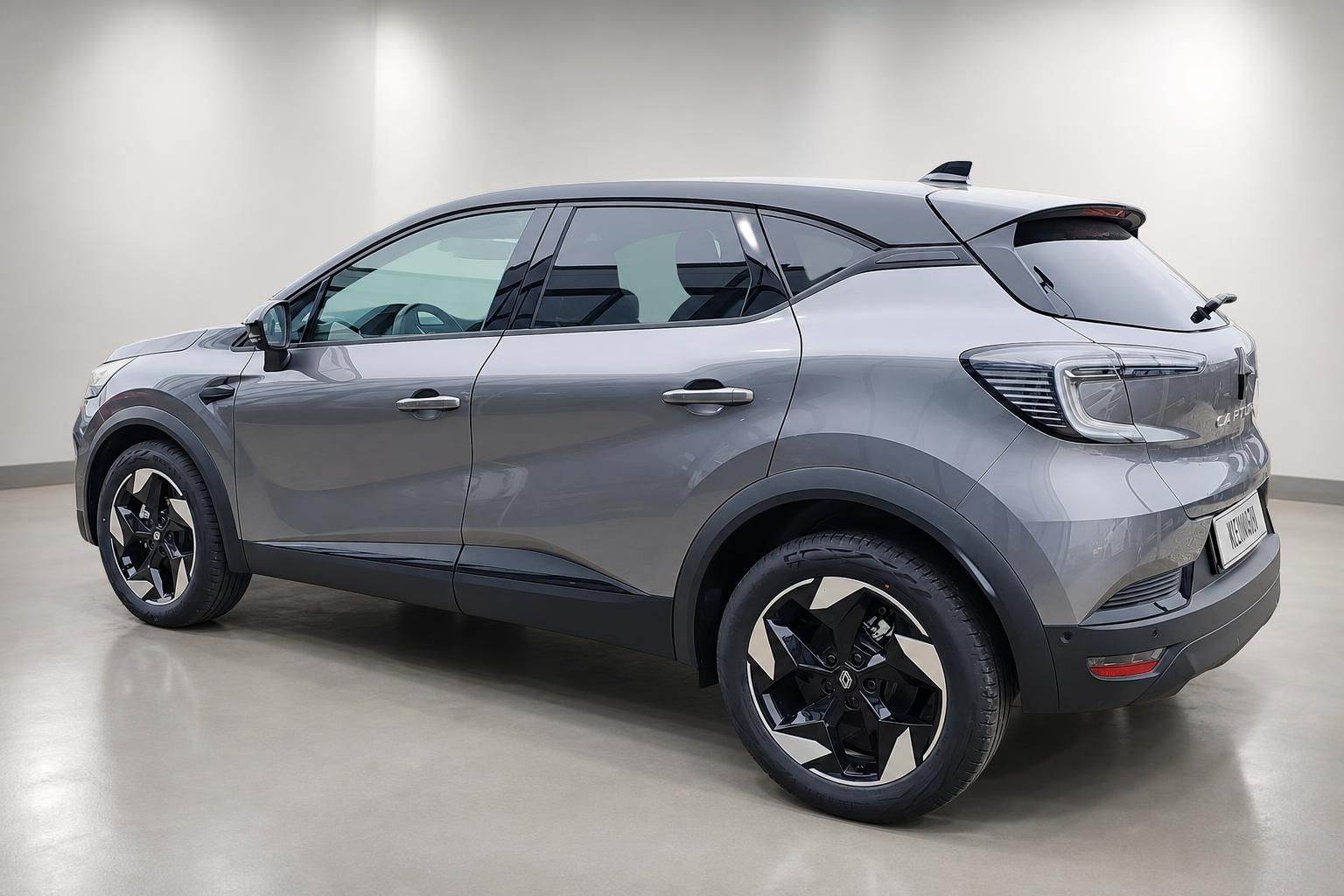 Renault Captur grau Heckansicht Studio Neuwagen