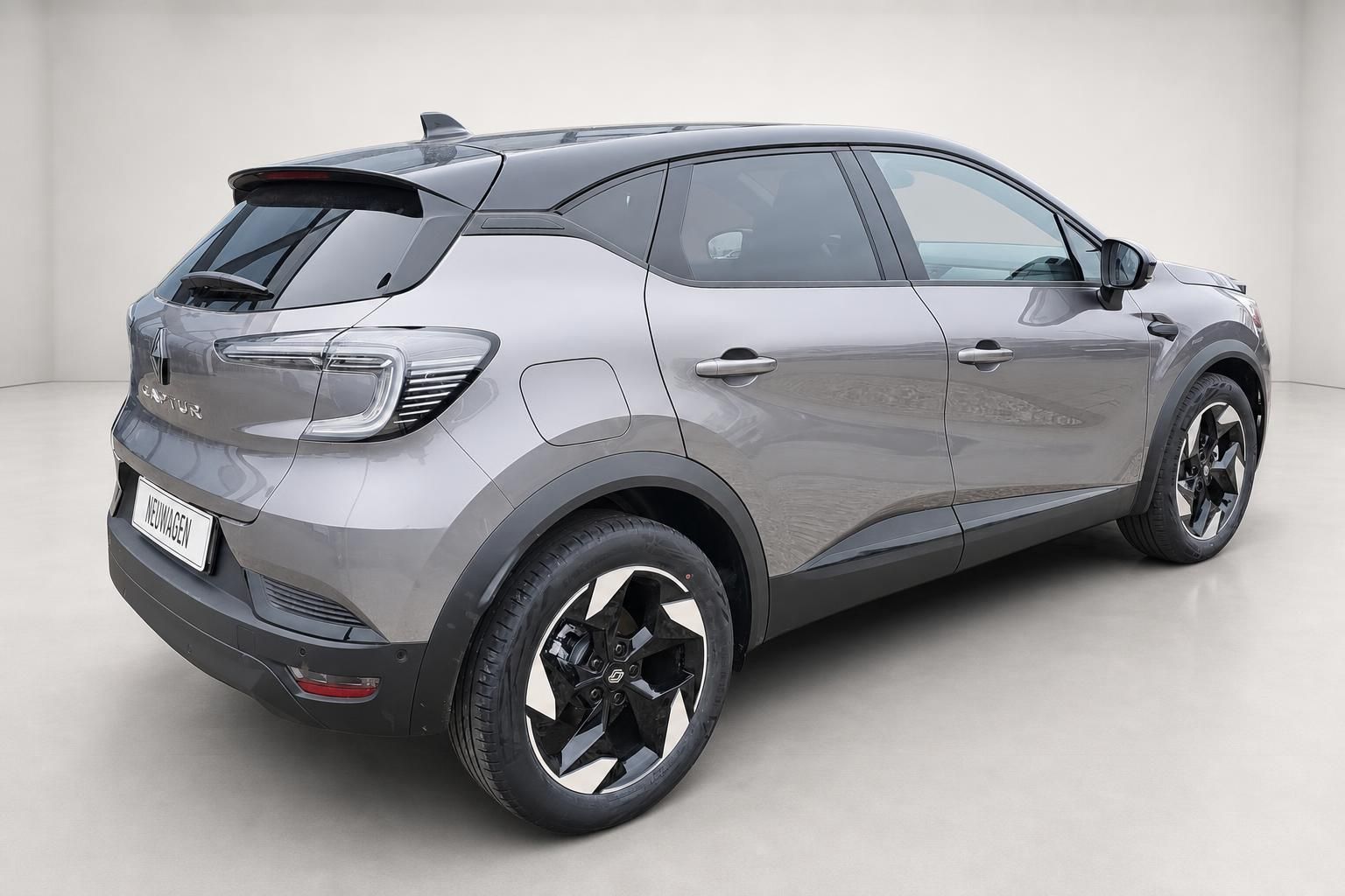 Renault Captur grau Heckansicht schraeg im Studio