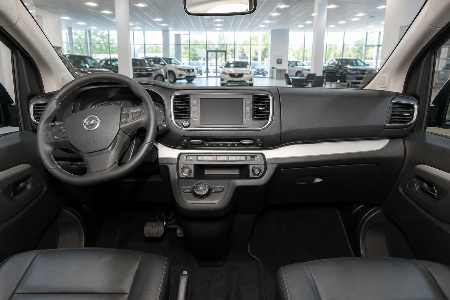 Nissan Innenraum Cockpit mit Lenkrad, Infotainment-Display und schwarzem Ledersitze im Autohaus