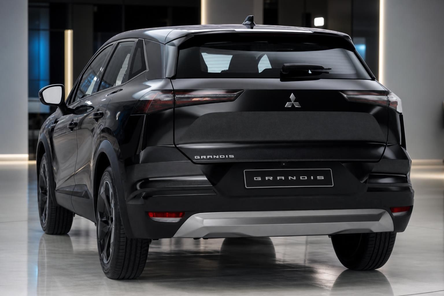 Mitsubishi Grandis schwarz, Heckansicht im Showroom