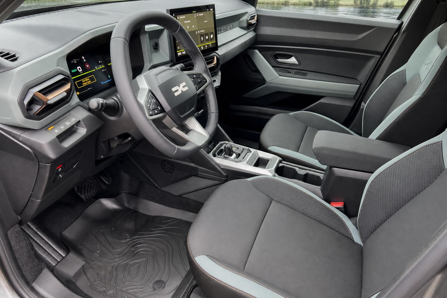 Dacia Duster Innenraum - Cockpit mit digitalem Display, Lenkrad und Komfortsitzen in Grau