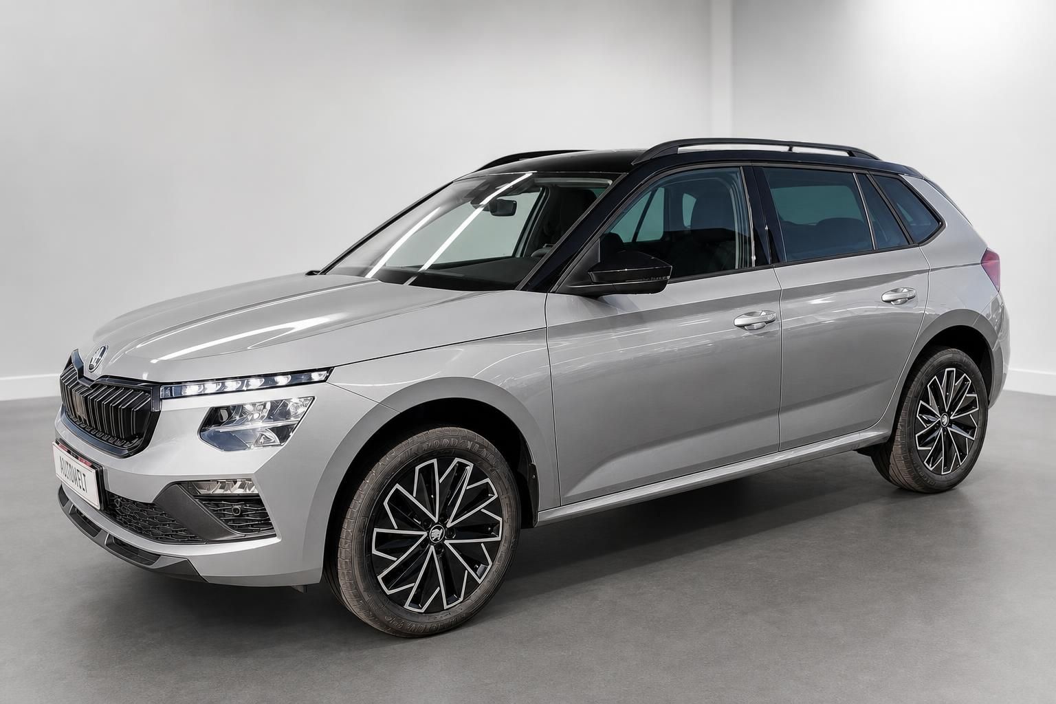 Škoda Kamiq in Silber, Frontansicht schräg im Studio
