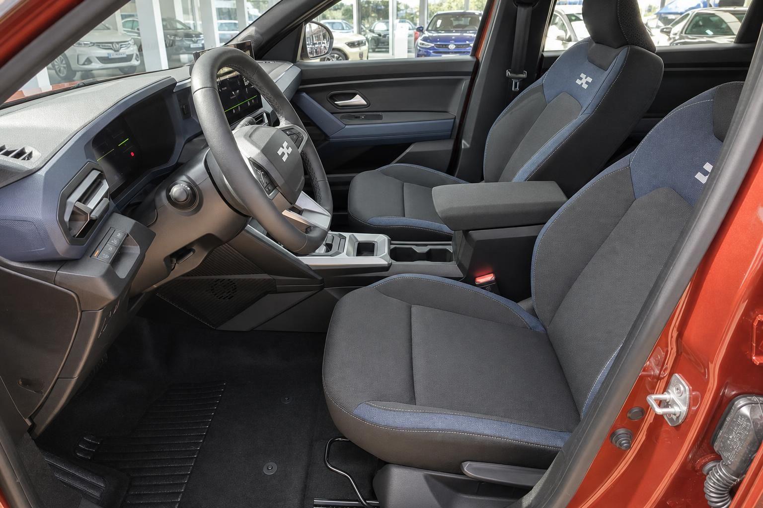 Dacia Innenraum mit grauen Sitzen, Lenkrad und Mittelkonsole - komfortable Ausstattung im Detail