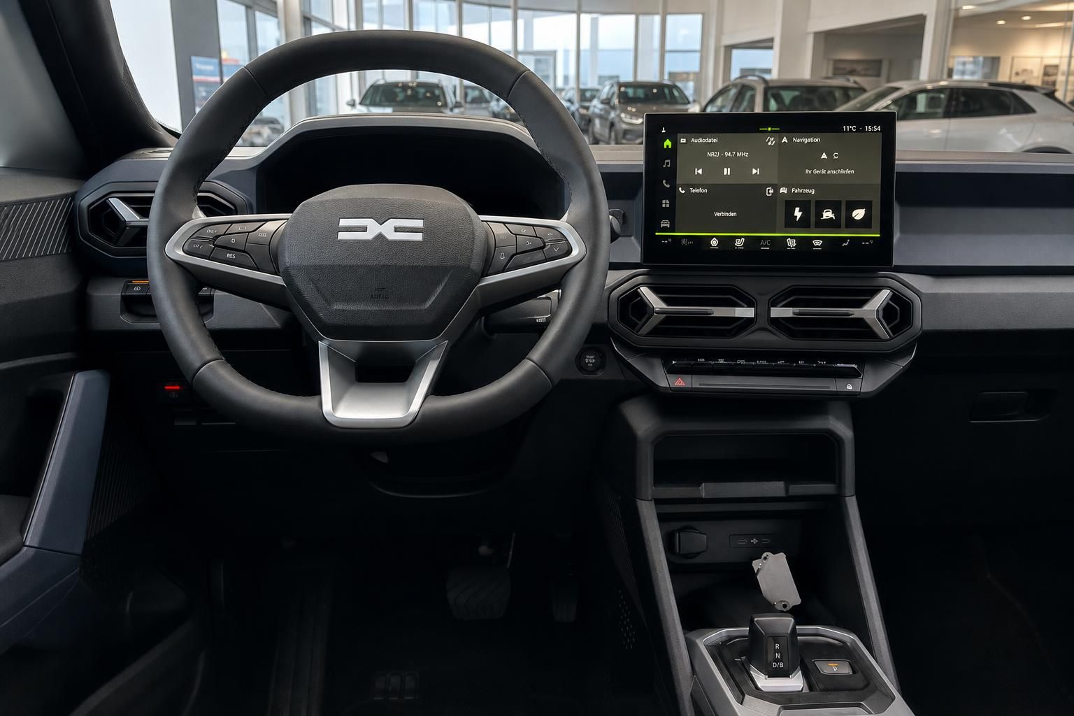 Dacia Innenraum mit modernem Armaturenbrett, Touchscreen und Lenkrad im Autohaus Brunkhorst