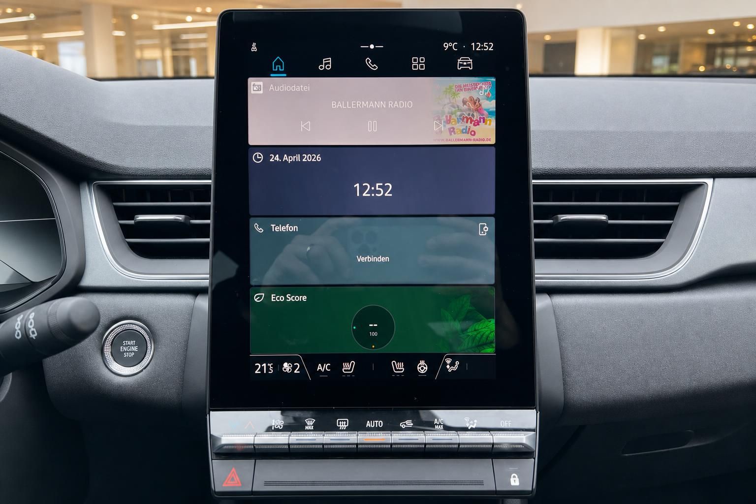 Modernes Fahrzeug-Infotainmentsystem mit Touchscreen Display und digitalen Bedienelementen im Cockpit