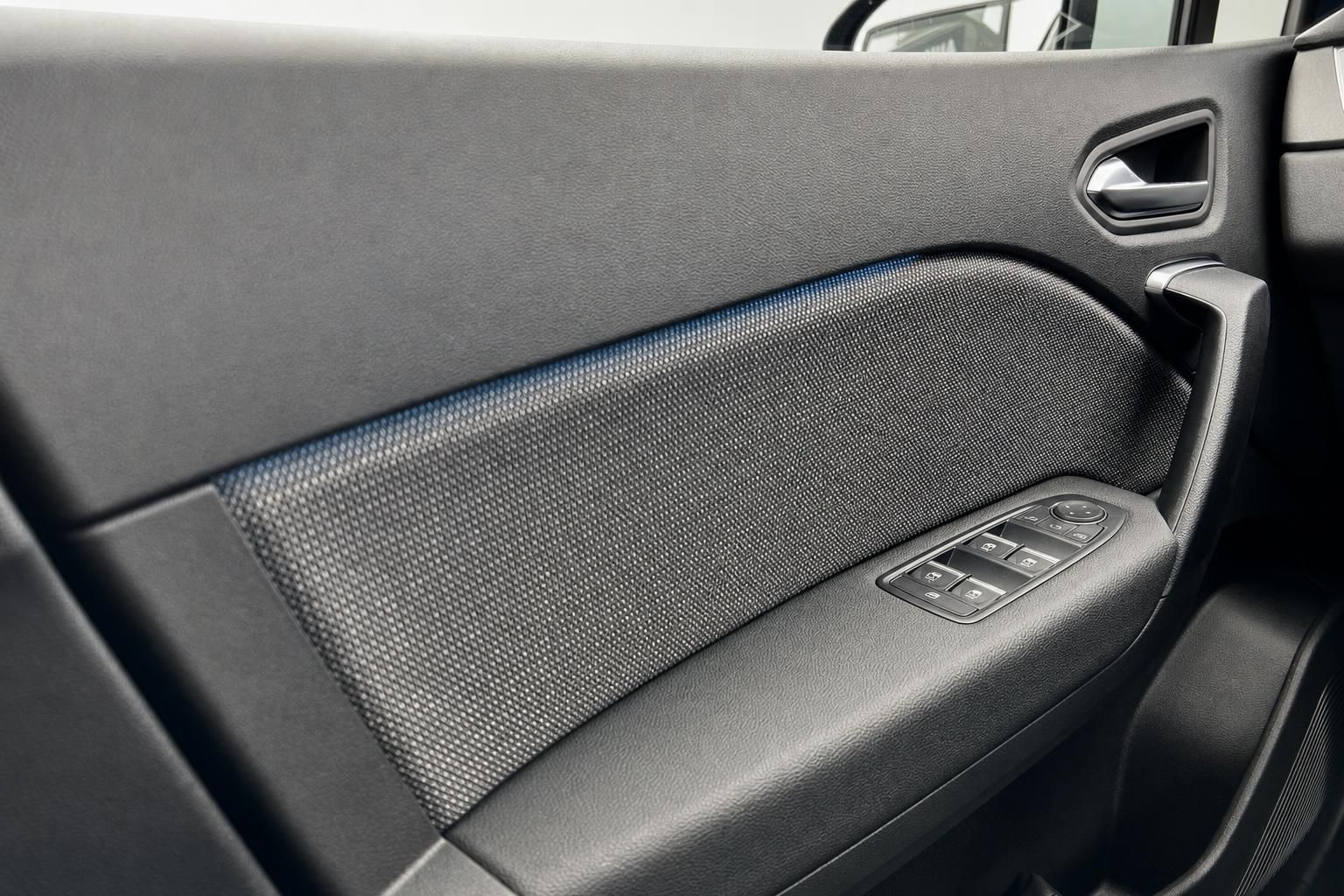 Renault Türverkleidung mit Fensterheberschaltern und Stoffeinsatz in der Fahrertür