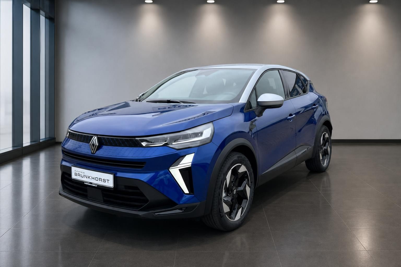 Blauer Renault Captur SUV Schrägansicht in modernem Autohaus Showroom