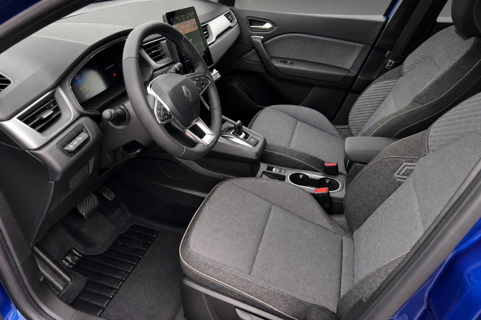 Renault Captur Innenraum Fahrersitz mit grauer Stoffausstattung und Touchscreen