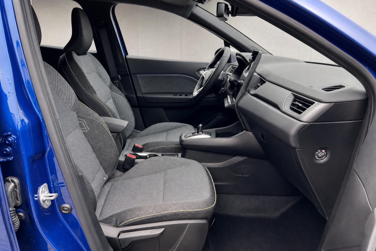 Renault Fahrzeuginnenraum mit Vordersitzen, Armaturenbrett und blauer Außenlackierung