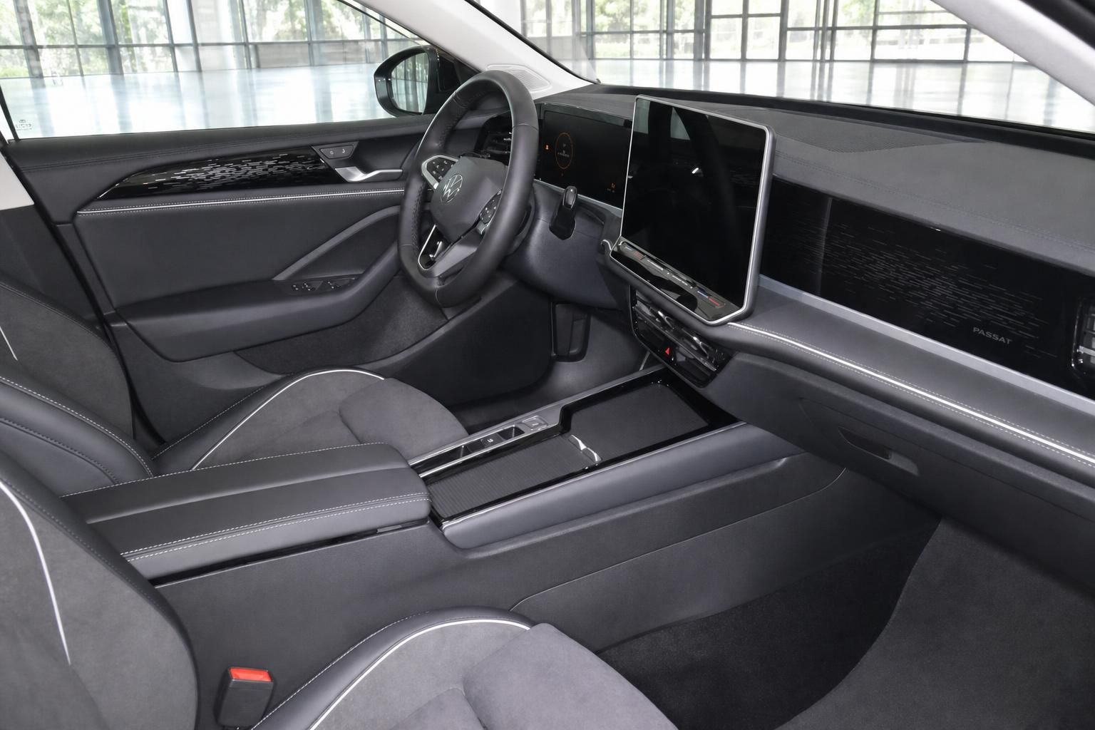 VW Passat Innenraum mit Cockpit, Lenkrad und großem Touchscreen