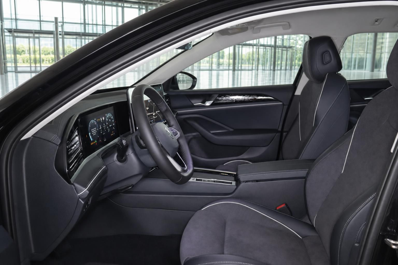 VW Passat Innenraum mit Cockpit, Lenkrad und Sportsitzen