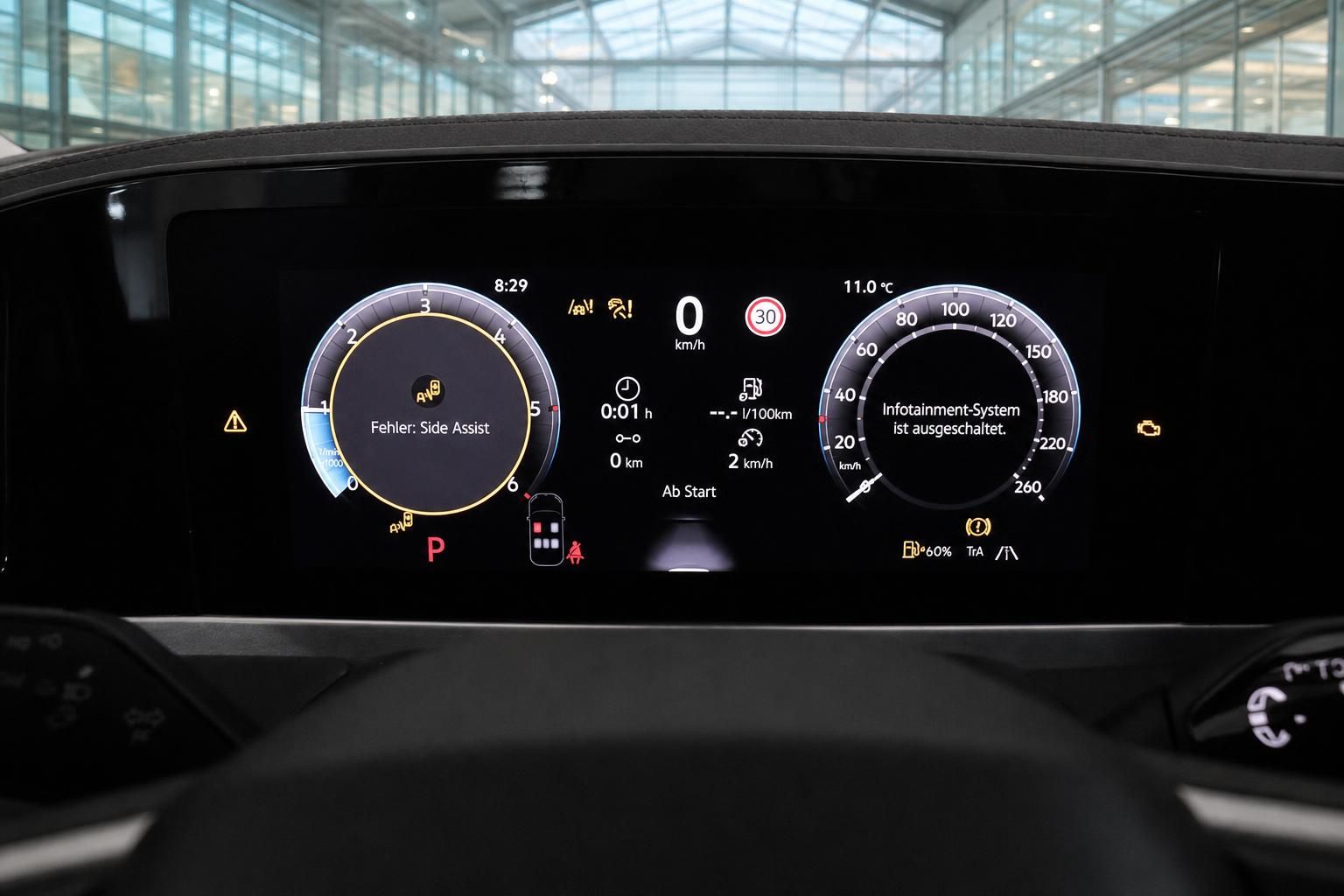 Digitales Kombiinstrument mit Tachoanzeige im VW Cockpit