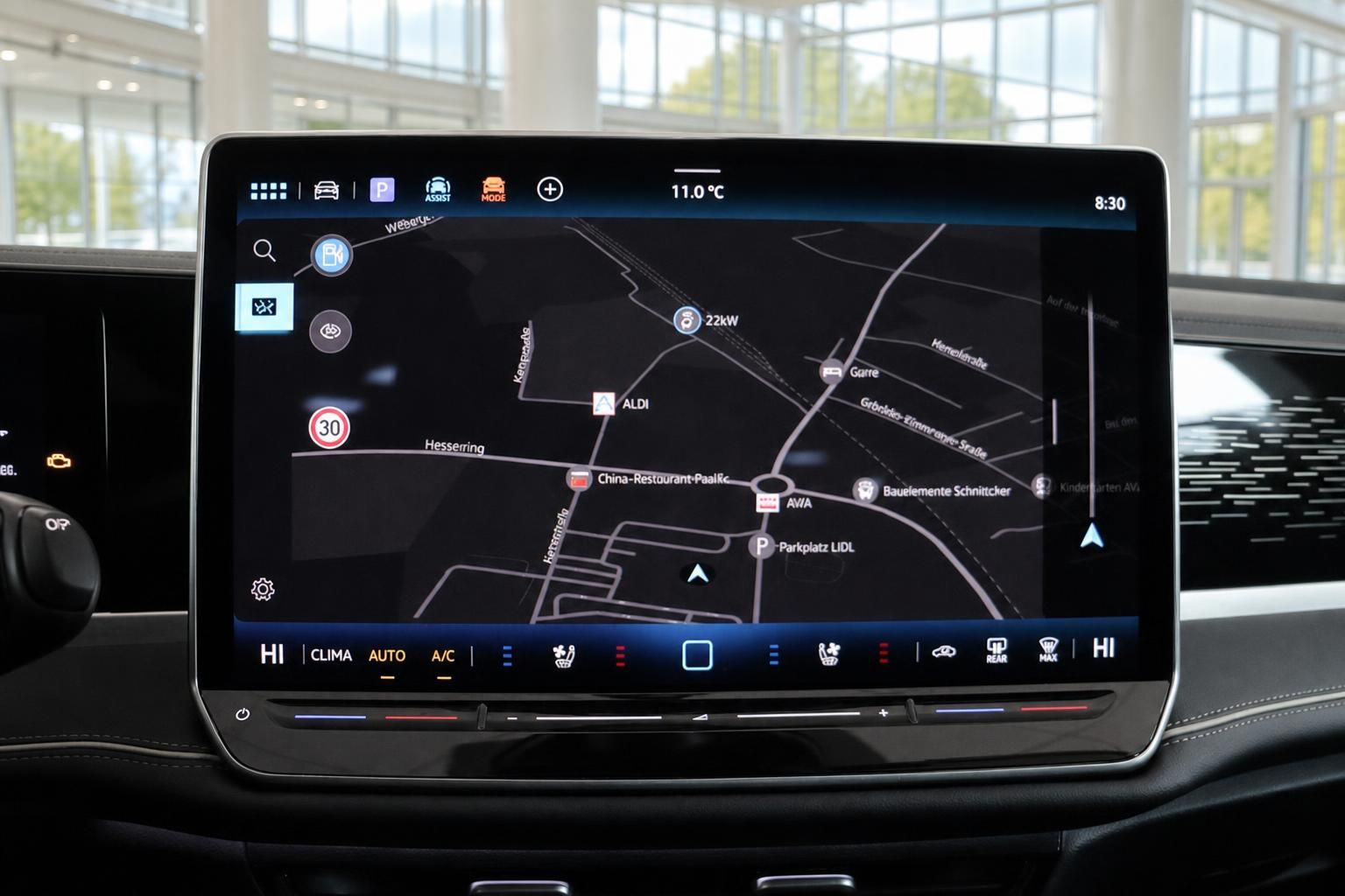 Infotainment-Display mit Navigationskarte im VW Cockpit