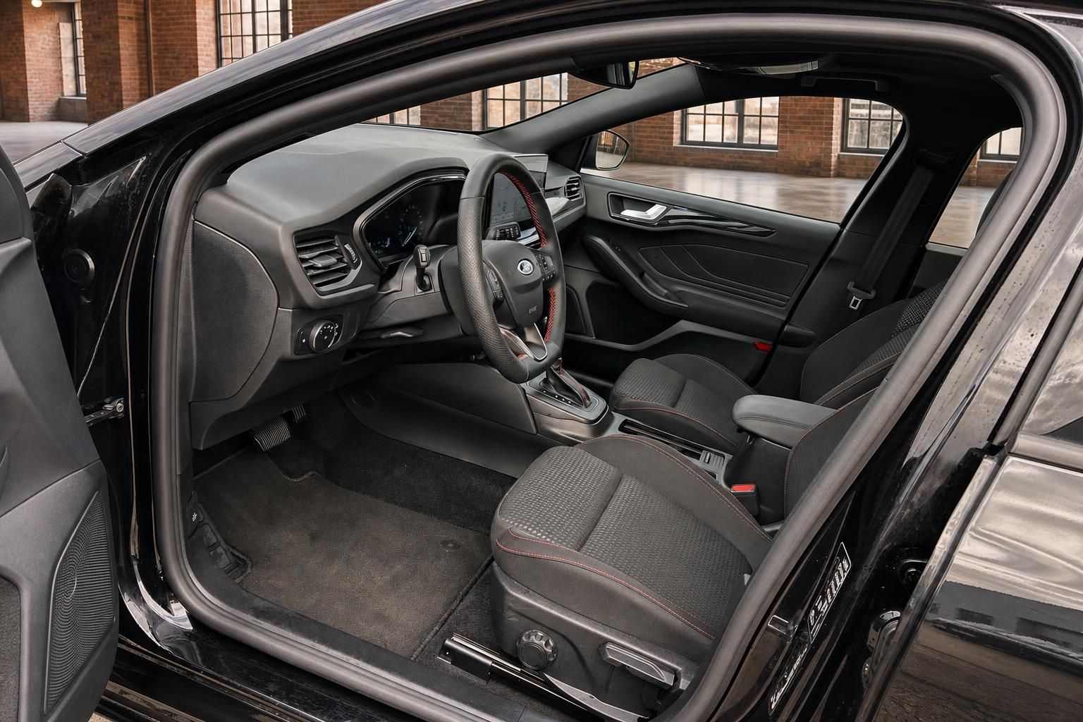 Innenraum Ford Focus mit Sportsitzen, Lenkrad und Cockpit im Detail