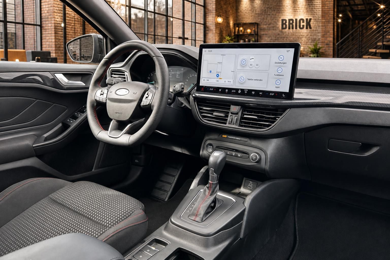 Ford Innenraum mit Cockpit, Touchscreen und Automatikschaltung im Detail