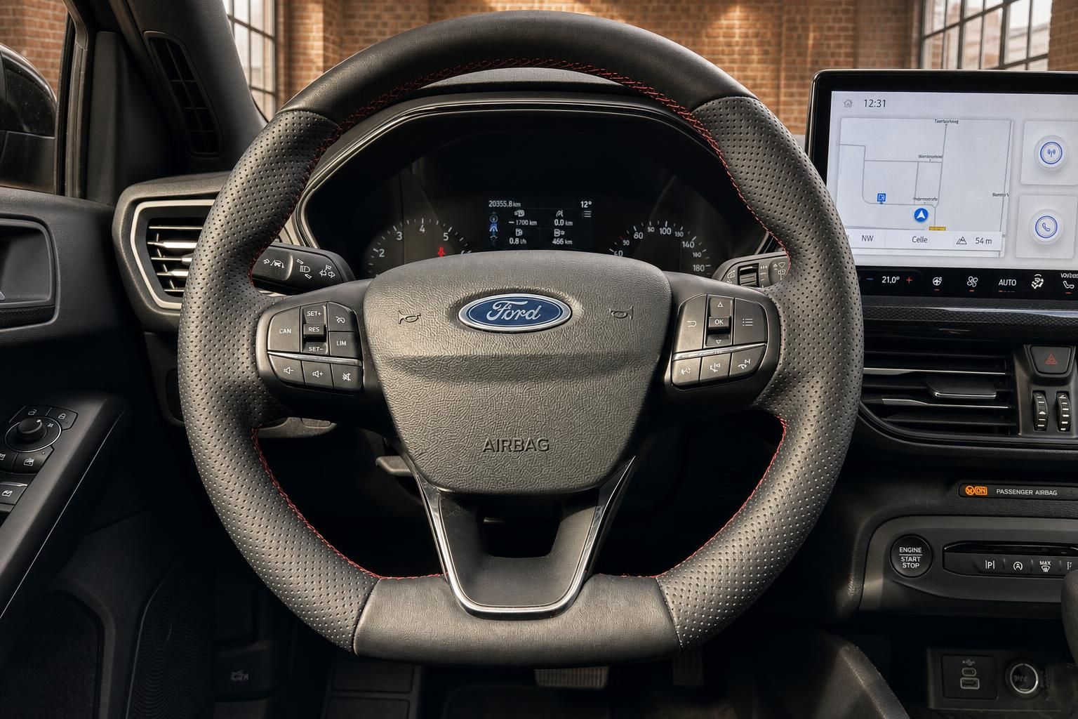 Ford Lenkrad mit Multifunktionstasten und digitalem Cockpit im Detail