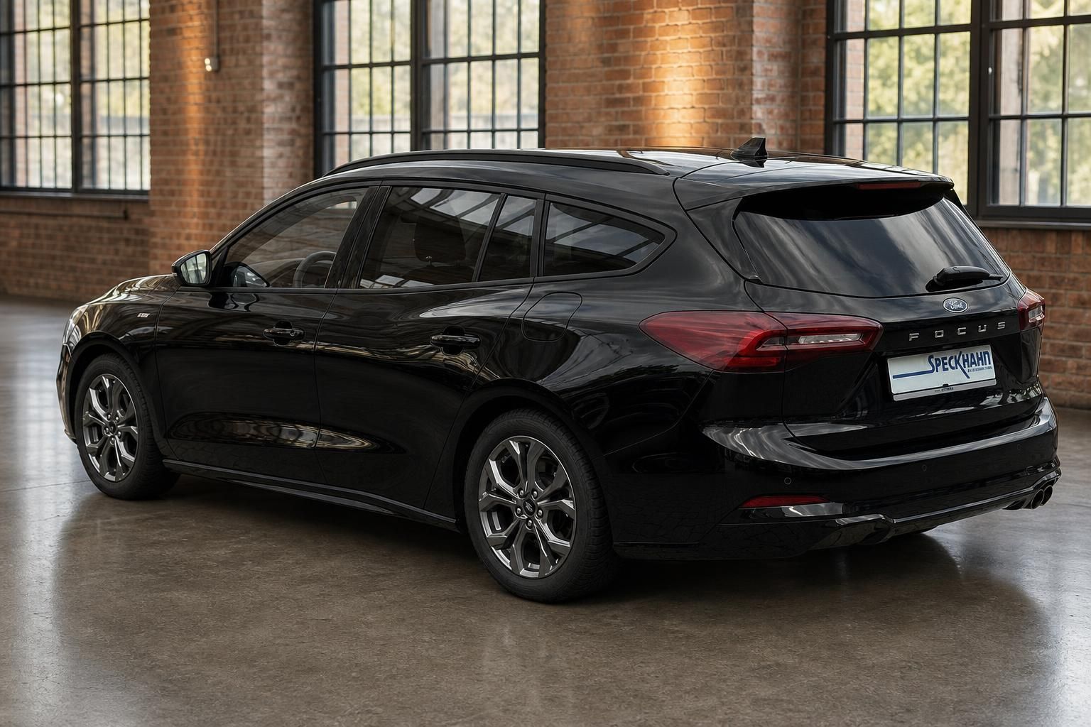 Ford Focus Turnier schwarz, Heckansicht mit Ford-Schriftzug und Rueckleuchten