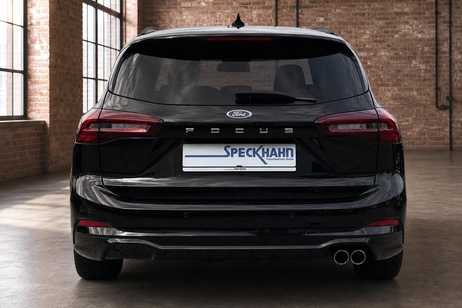 Ford Focus schwarz Heckansicht mit Doppelendrohr in Industriehalle