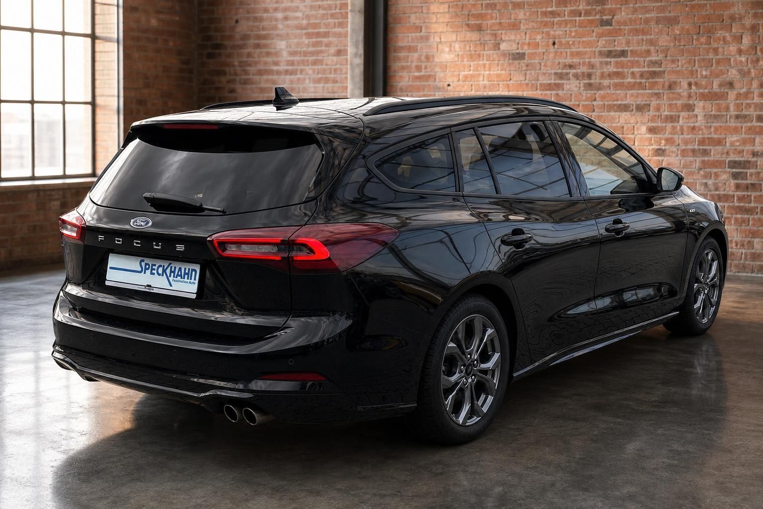 Ford Focus Turnier schwarz, Heckansicht mit Kennzeichenhalter Speckhahn