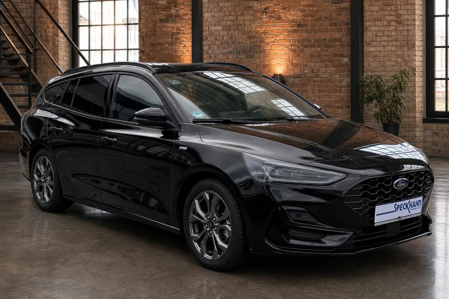 Ford Focus Turnier schwarz, Frontansicht mit Kennzeichenhalter Speckhahn