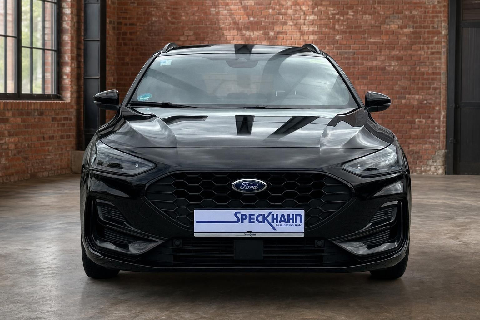 Ford Focus schwarz Frontansicht mit Kühlergrill in Backsteinhalle