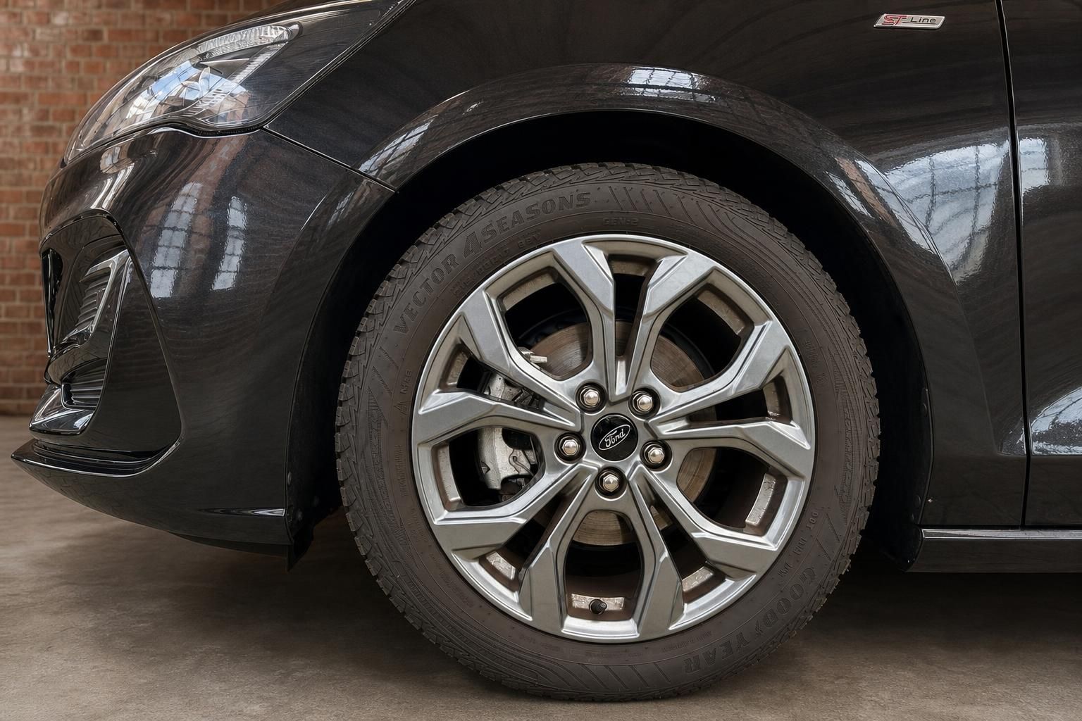 Ford Focus ST-Line schwarz, Detailansicht Felge und Frontstoßstange