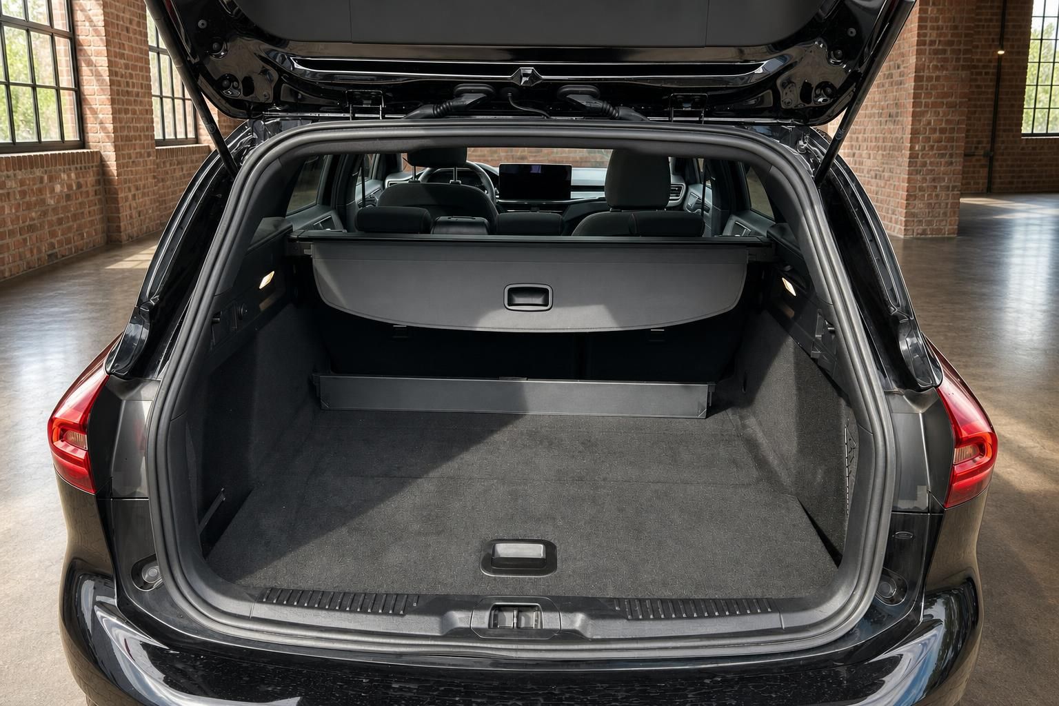 Ford Kombi Kofferraum mit Laderaumabdeckung und viel Stauraum