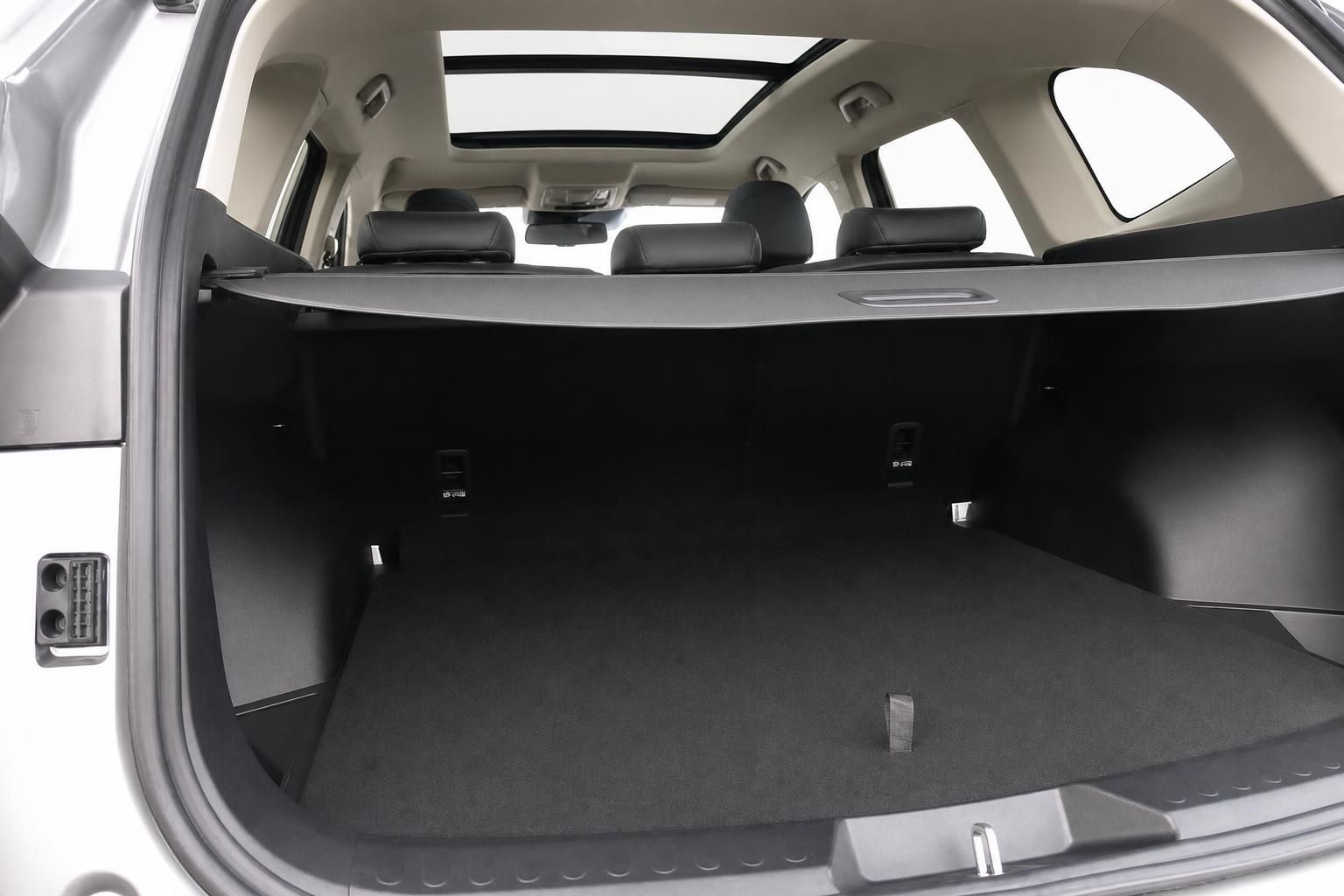 Geräumiger Kofferraum eines SUV mit Panoramadach und umklappbaren Rücksitzen – Laderaumansicht