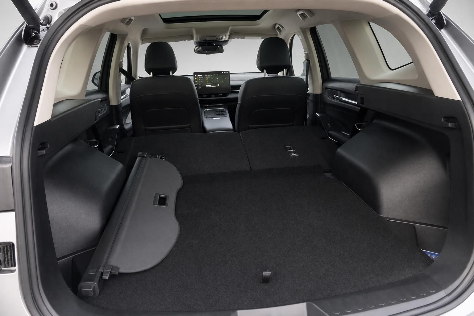 SUV Kofferraum mit umgeklappten Rücksitzen und großem Ladevolumen – maximale Kofferraumkapazität