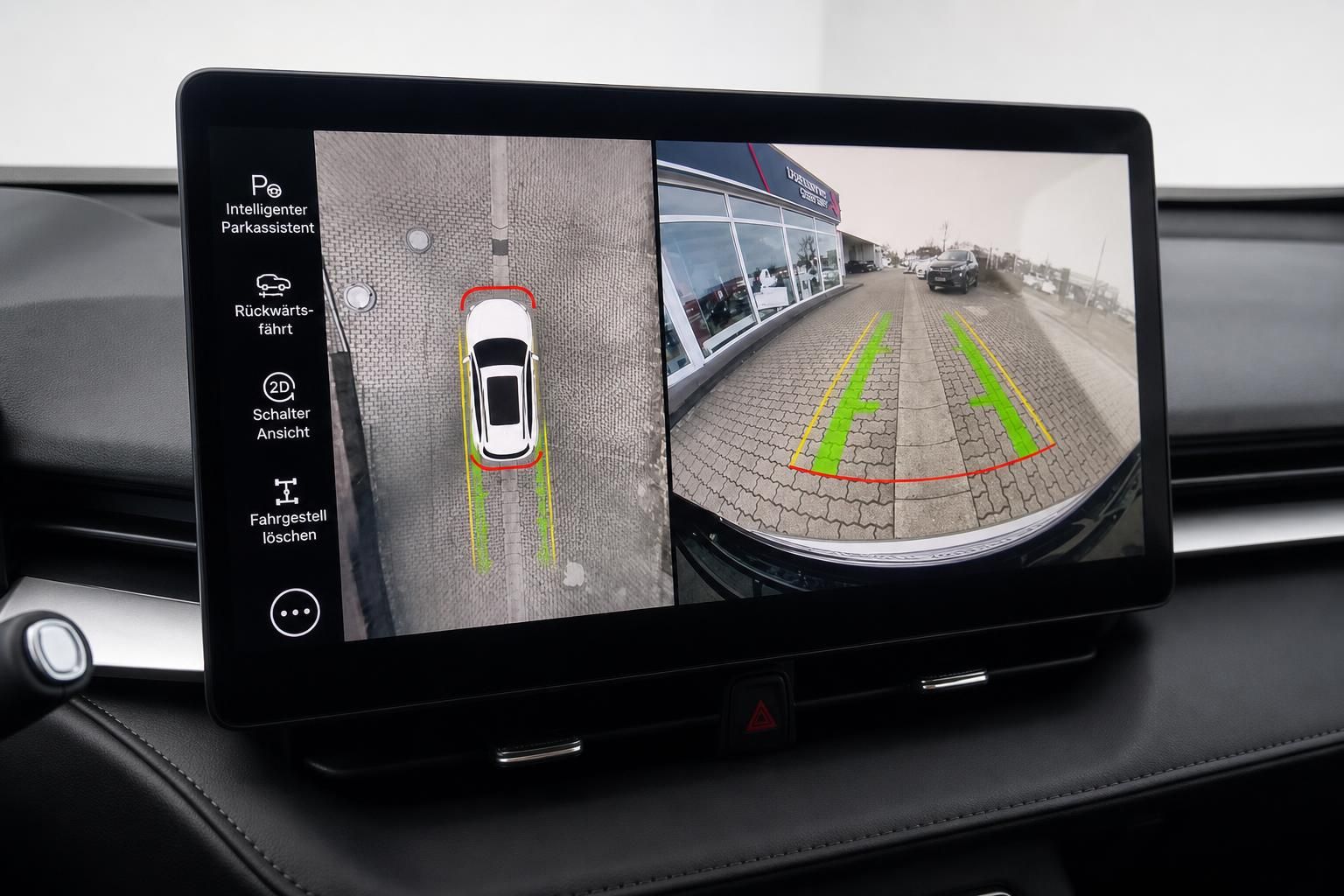 Haval Touchscreen mit Rückfahrkamera und Parkassistent-Anzeige im Fahrzeuginnenraum
