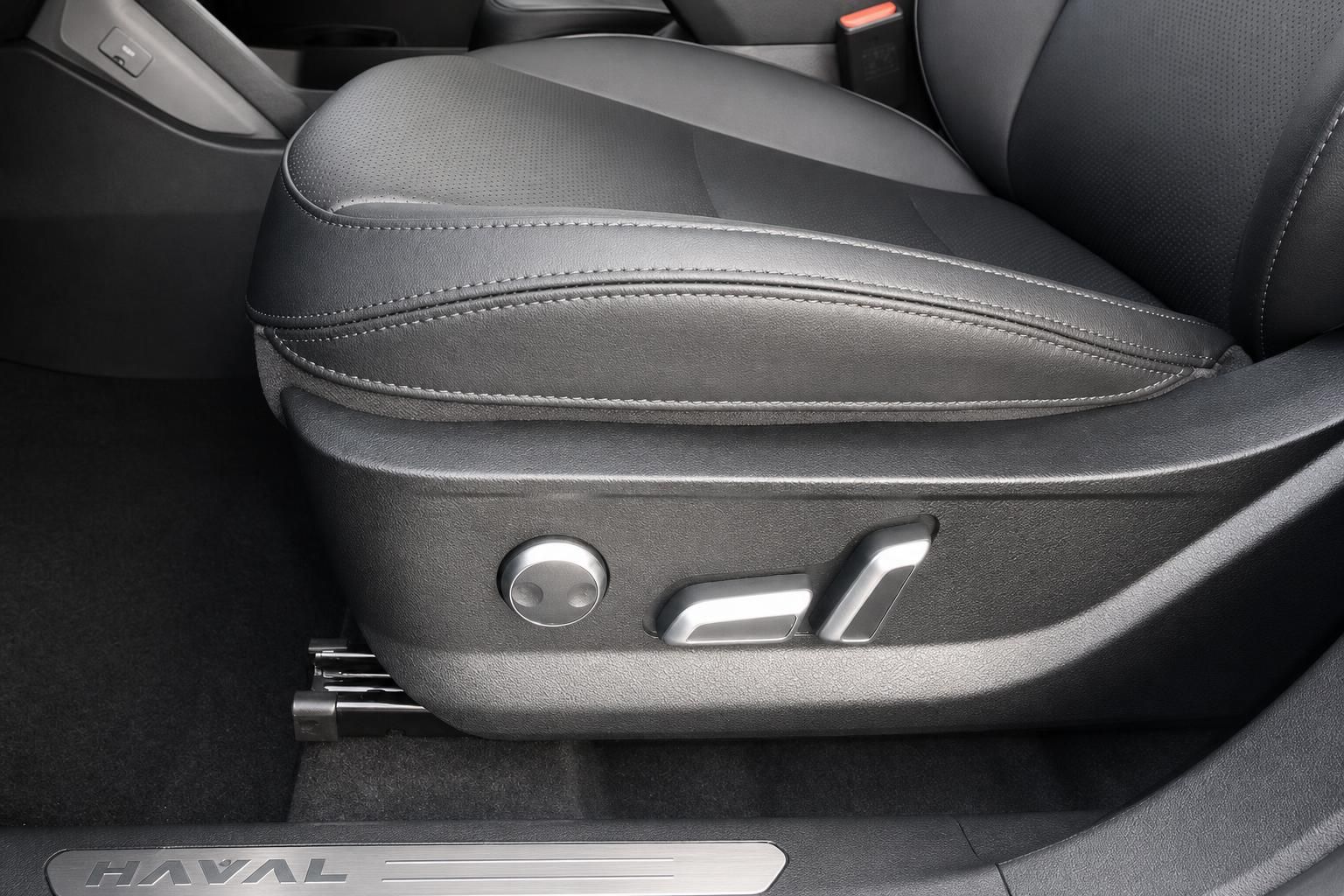 Haval elektrisch verstellbarer Fahrersitz mit Lederpolsterung und Einstellregler im Innenraum