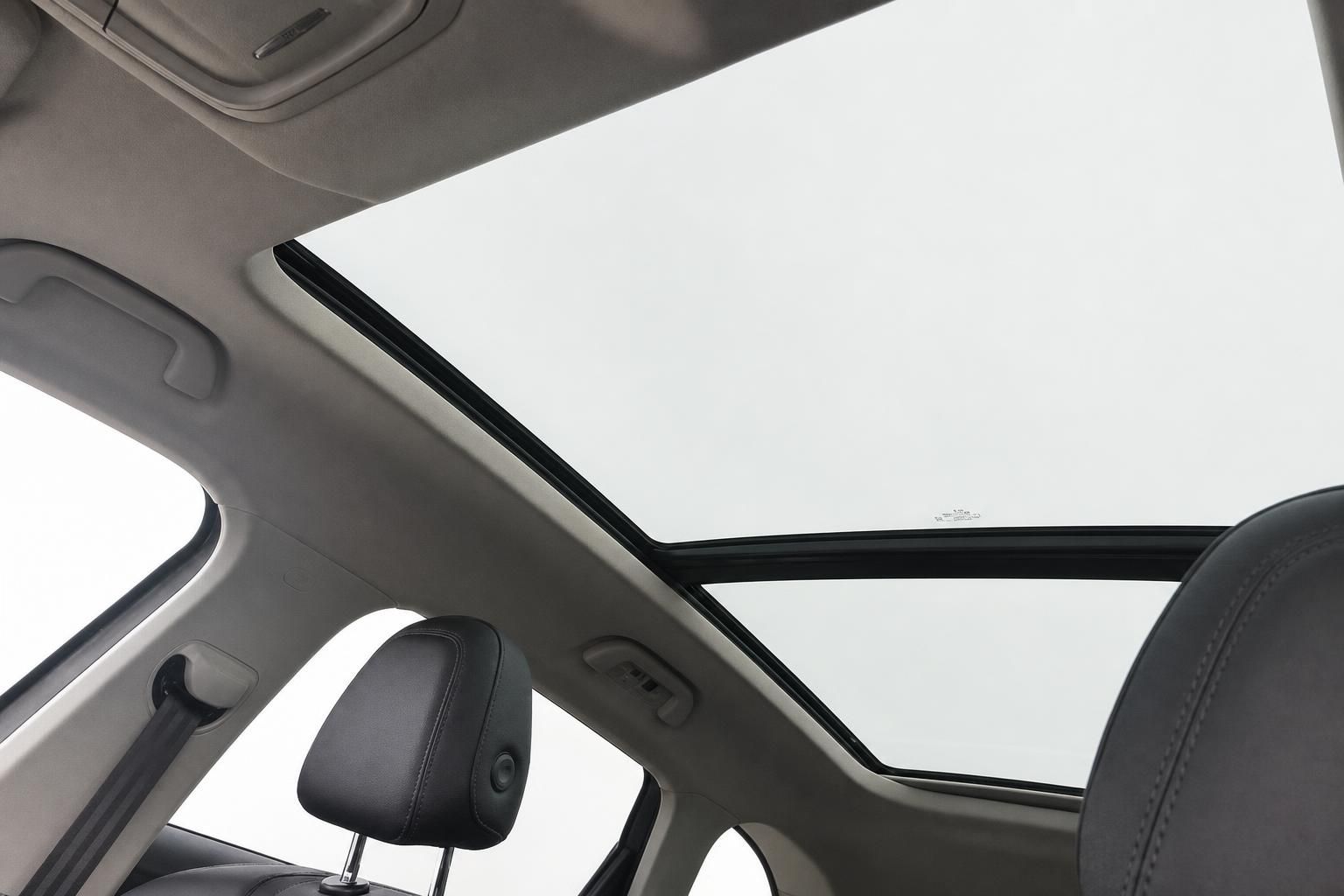 Panorama-Glasschiebedach Innenansicht eines SUV mit schwarzen Ledersitzen