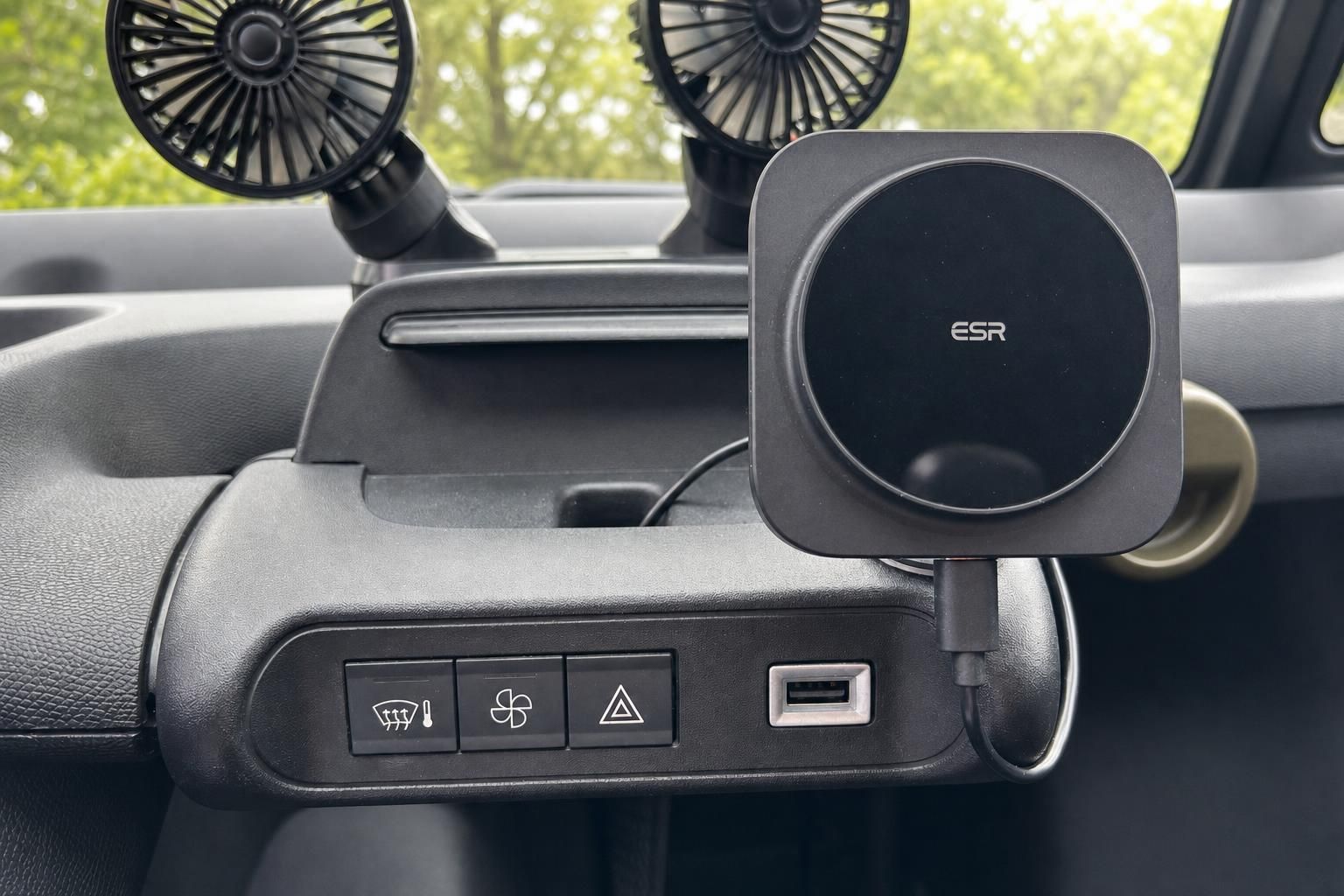 Citroën Ami Armaturenbrett Detailaufnahme mit Bedienelementen und ESR-Handyhalterung