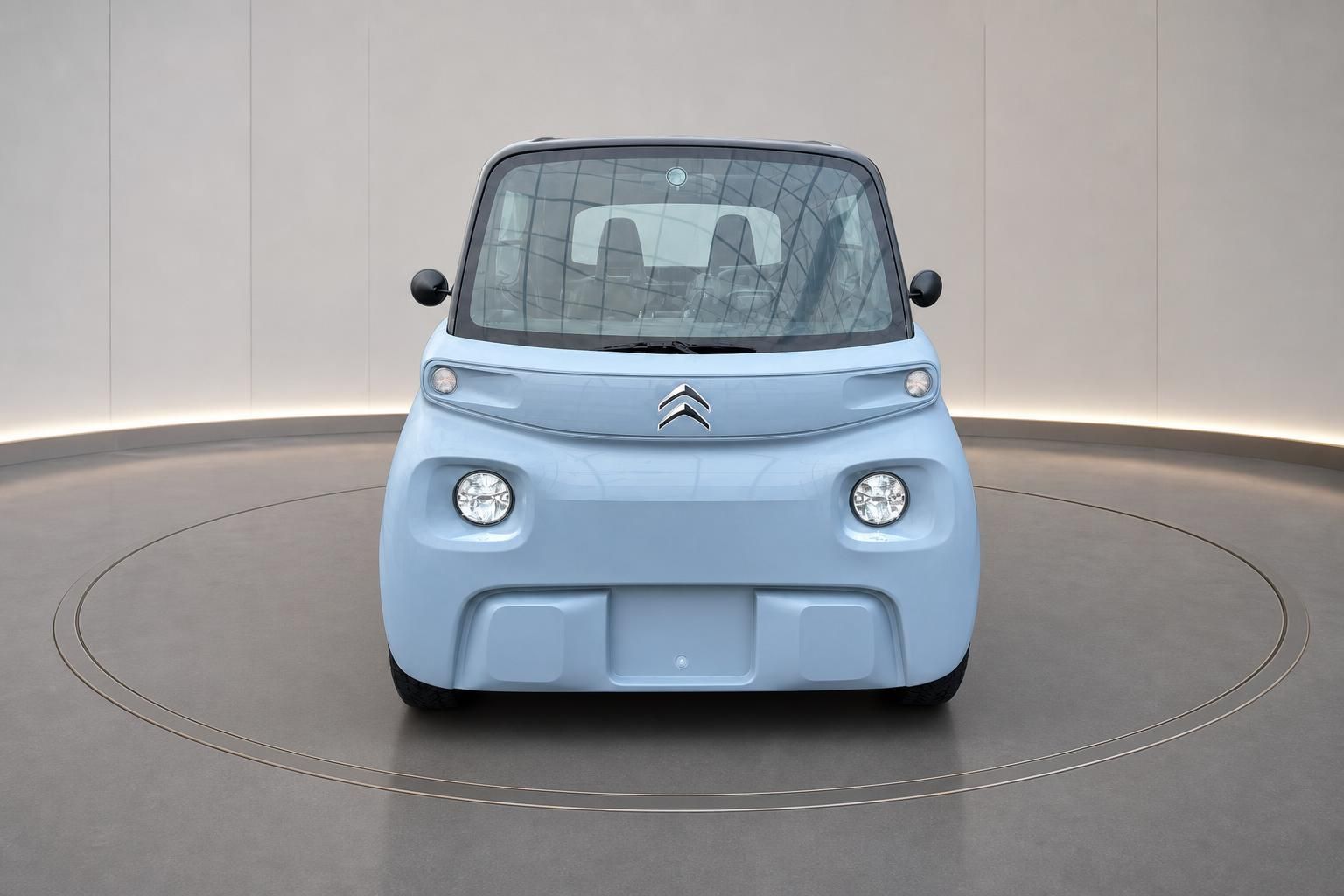 Citroën Ami Elektrofahrzeug Frontansicht in Hellblau im Showroom