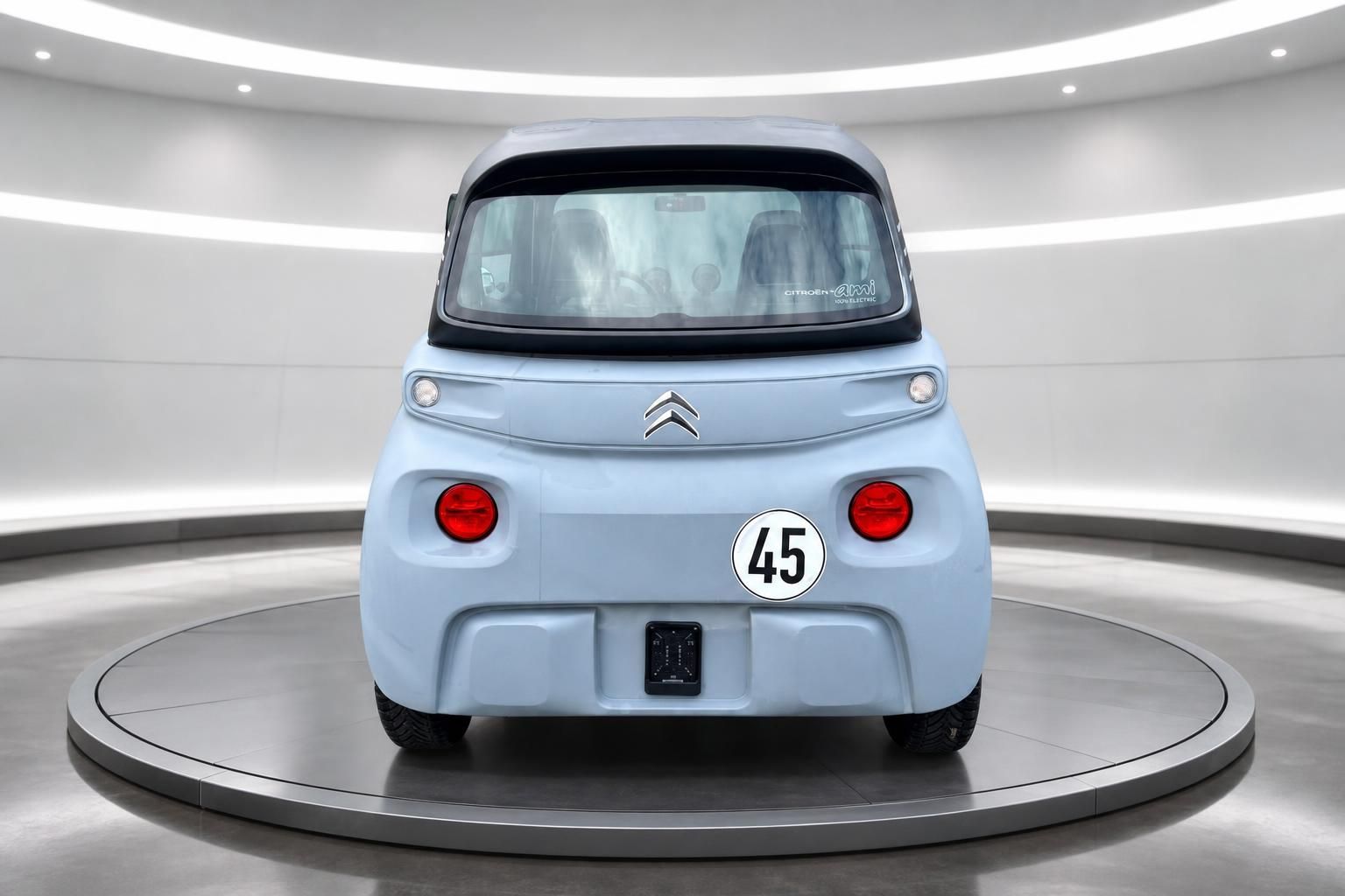 Citroën Ami 100% Electric Heckansicht hellblau auf Drehteller in weißem Showroom