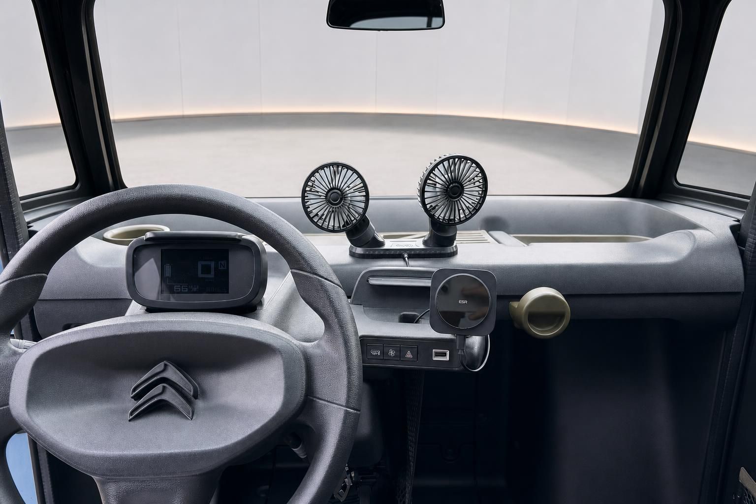 Citroën Ami Cockpit mit Lenkrad, digitalen Instrumenten und Mittelkonsole