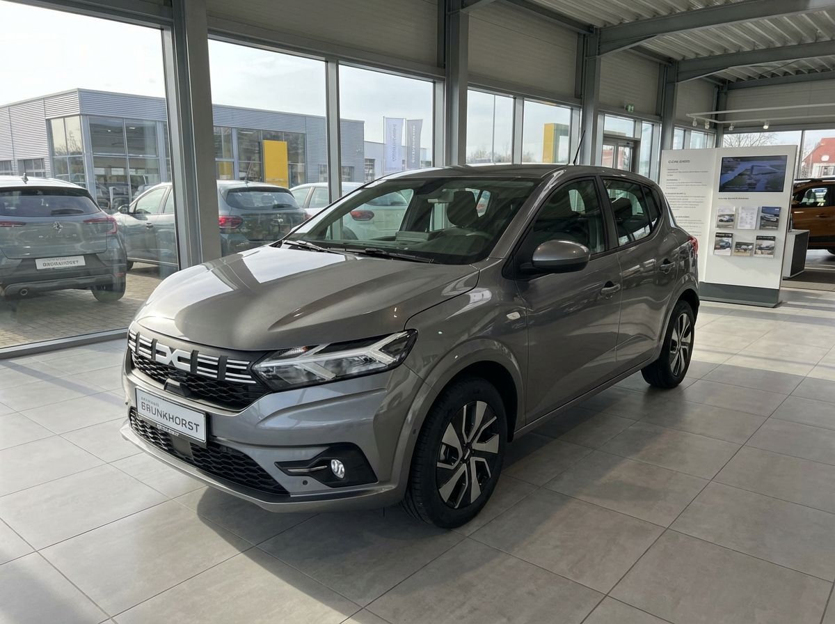 Grauer Dacia Sandero Neuwagen im Autohaus Brunkhorst Showroom Frontansicht