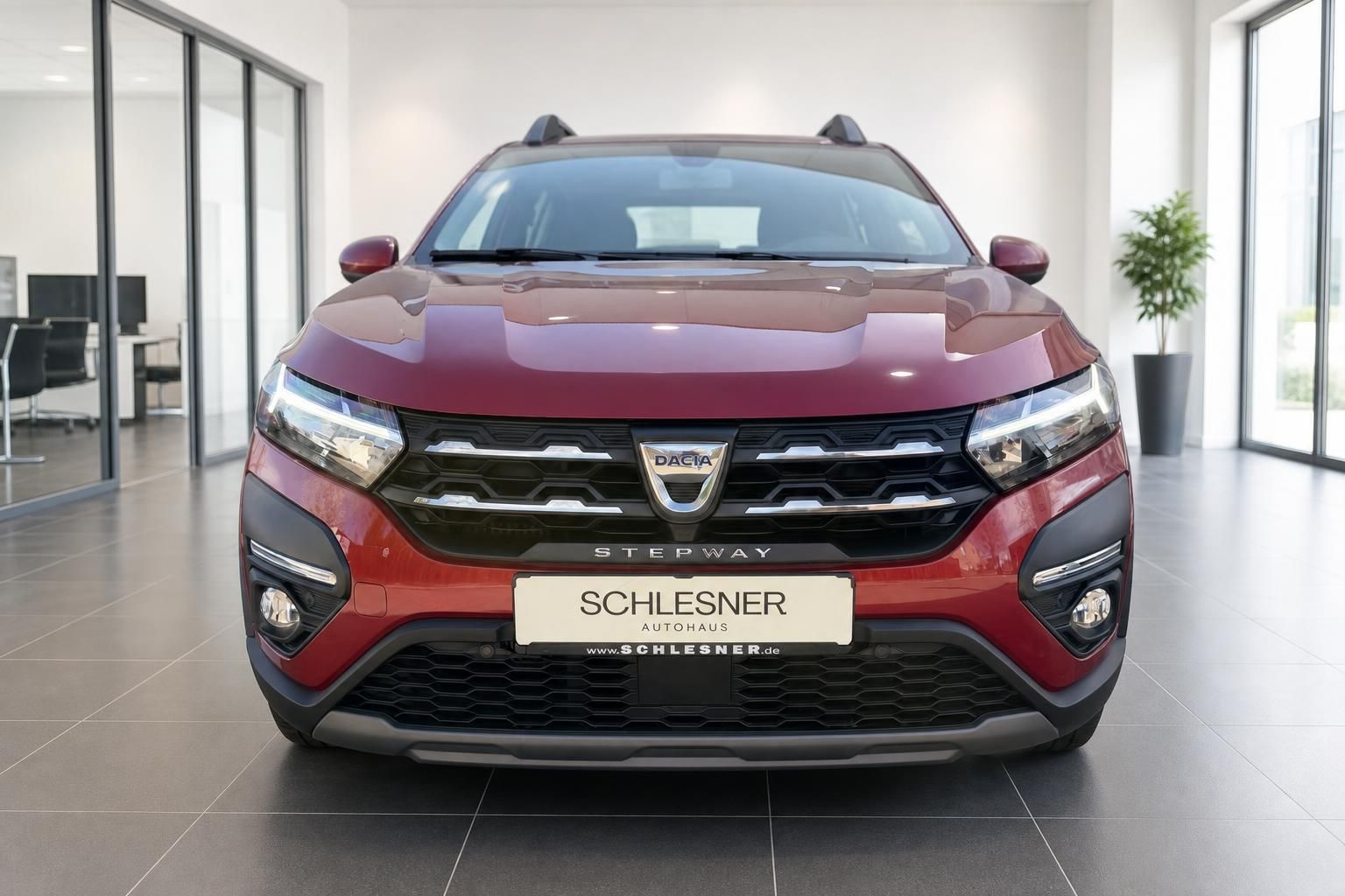 Dacia Sandero Stepway rot Frontansicht im Autohaus Schlesner