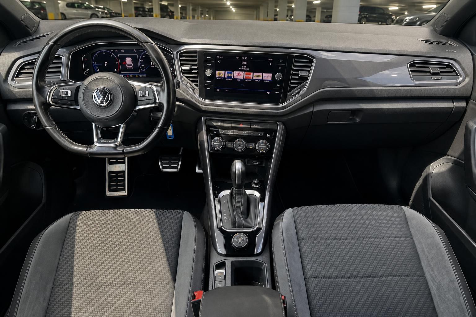 VW Cockpit mit Lederlenkrad, Sportsitzen und Multimediadisplay